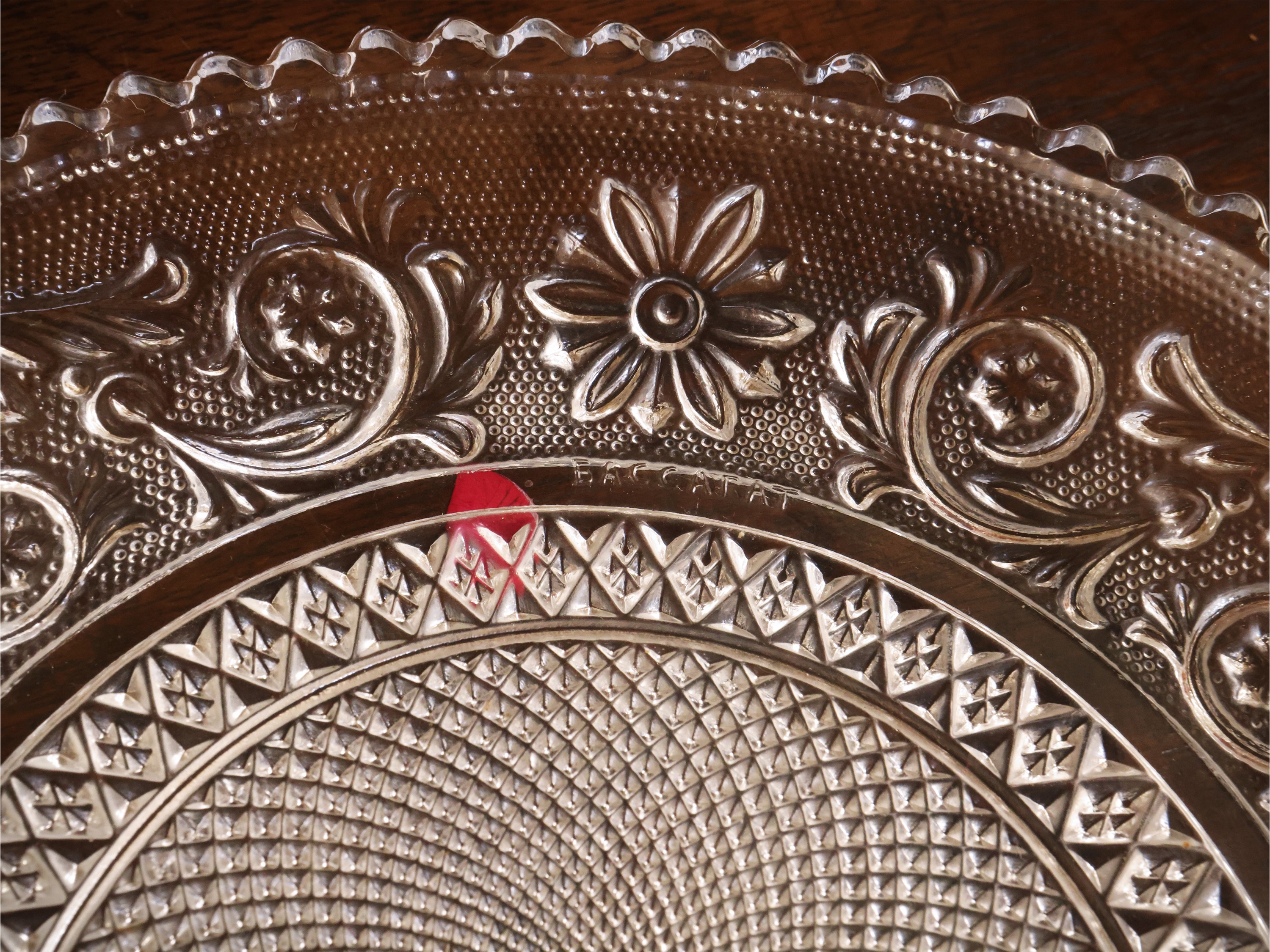 Dodici piattini in vetro pressato, modello Arabesque, Baccarat