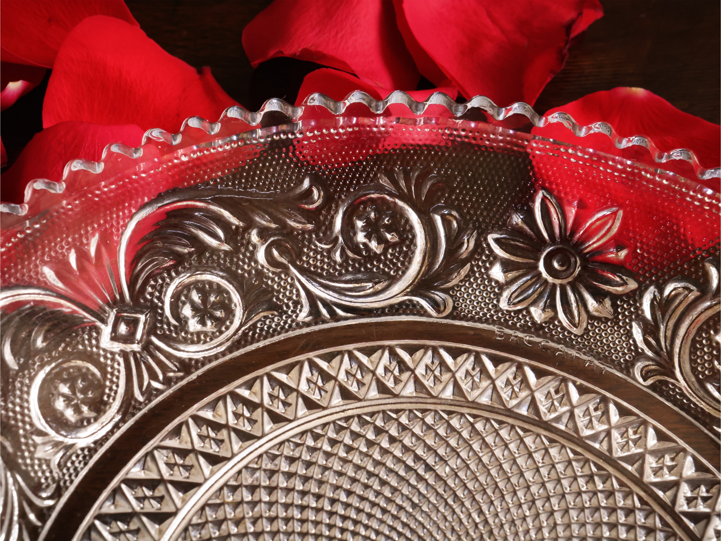 Dodici piattini in vetro pressato, modello Arabesque, Baccarat