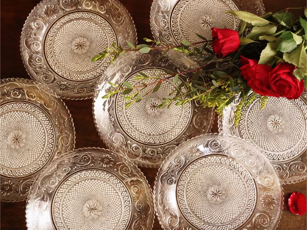 Dodici piattini in vetro pressato, modello Arabesque, Baccarat