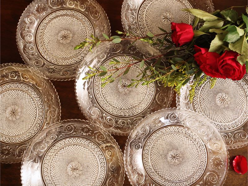 Dodici piattini in vetro pressato, modello Arabesque, Baccarat