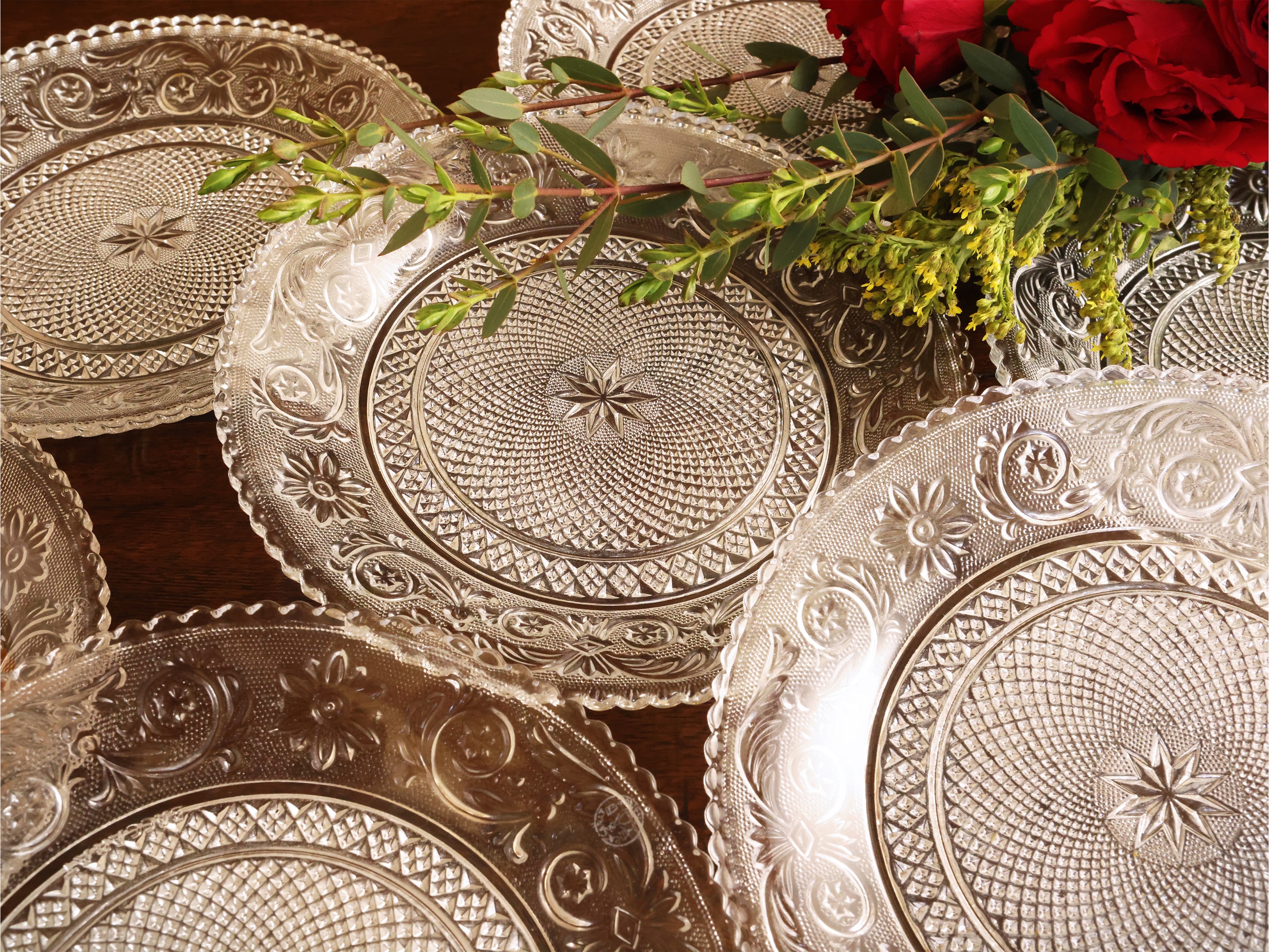 Dodici piattini in vetro pressato, modello Arabesque, Baccarat