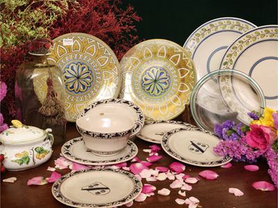 Vasellame decorativo, ampolla e piatto in vetro soffiato con ceramiche Cantagalli, XIX/XX secolo