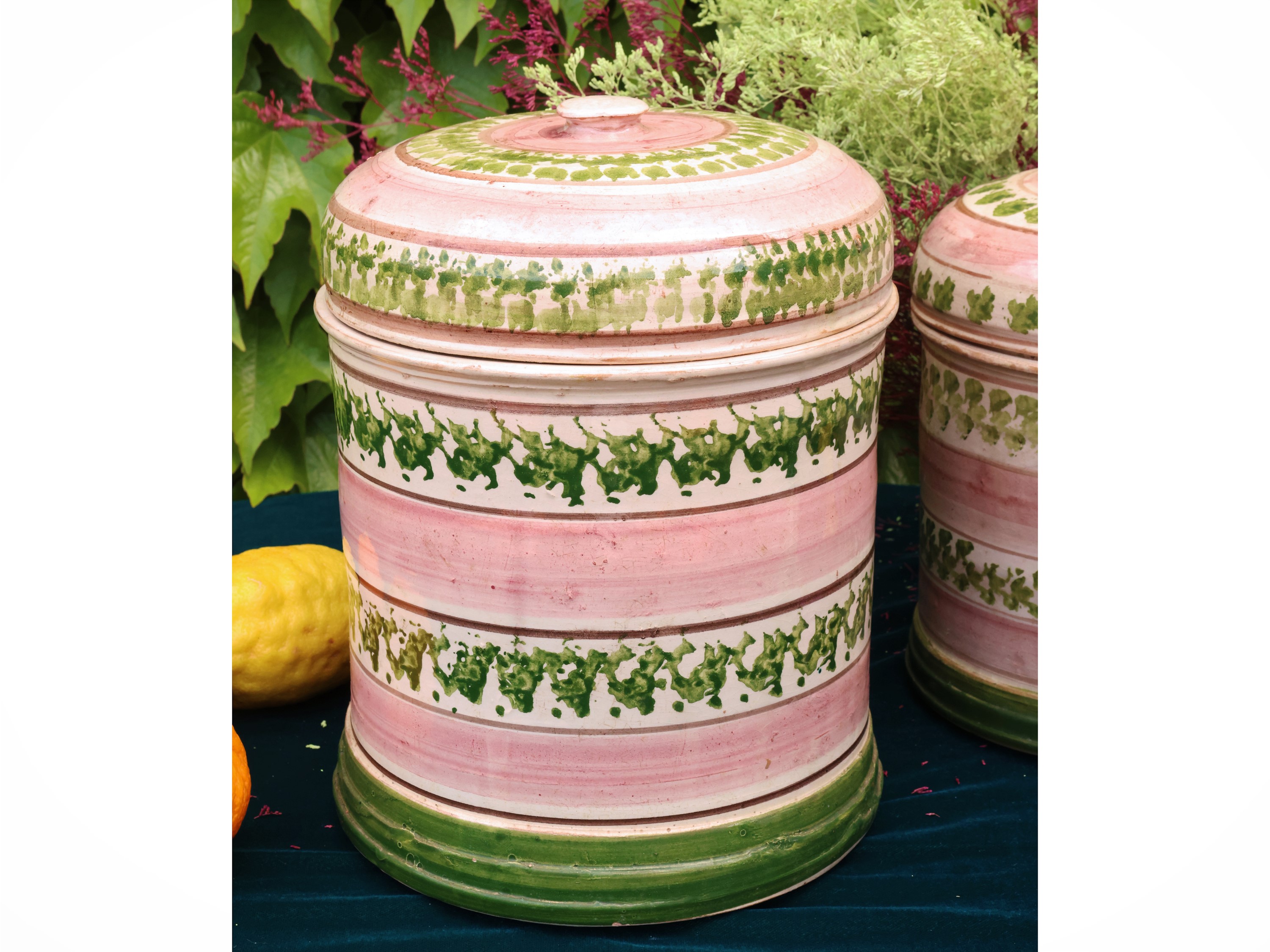Coppia di barattoli in ceramica smaltata, decorazione a fasce in toni rosa e verde chiaro