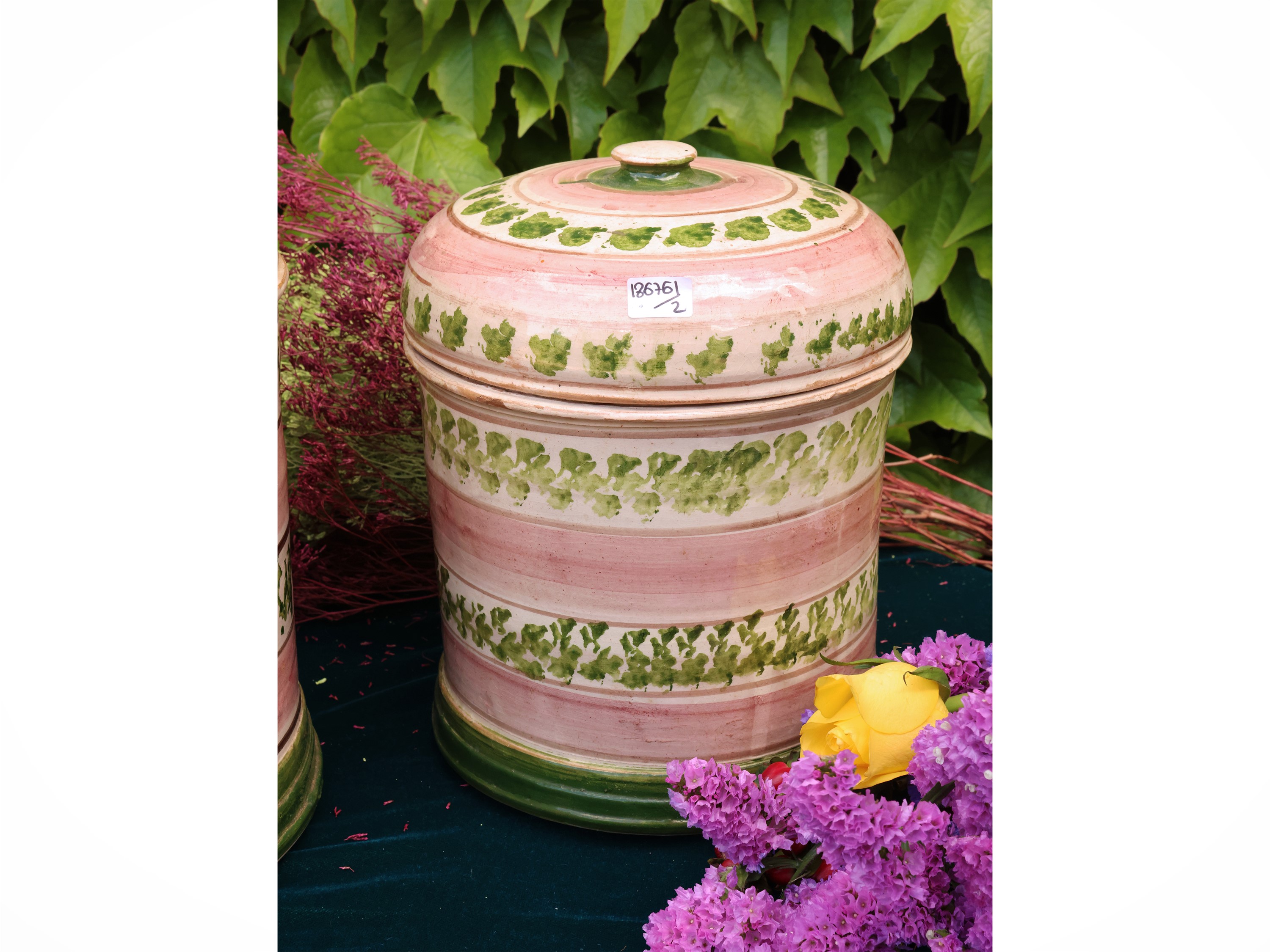 Coppia di barattoli in ceramica smaltata, decorazione a fasce in toni rosa e verde chiaro