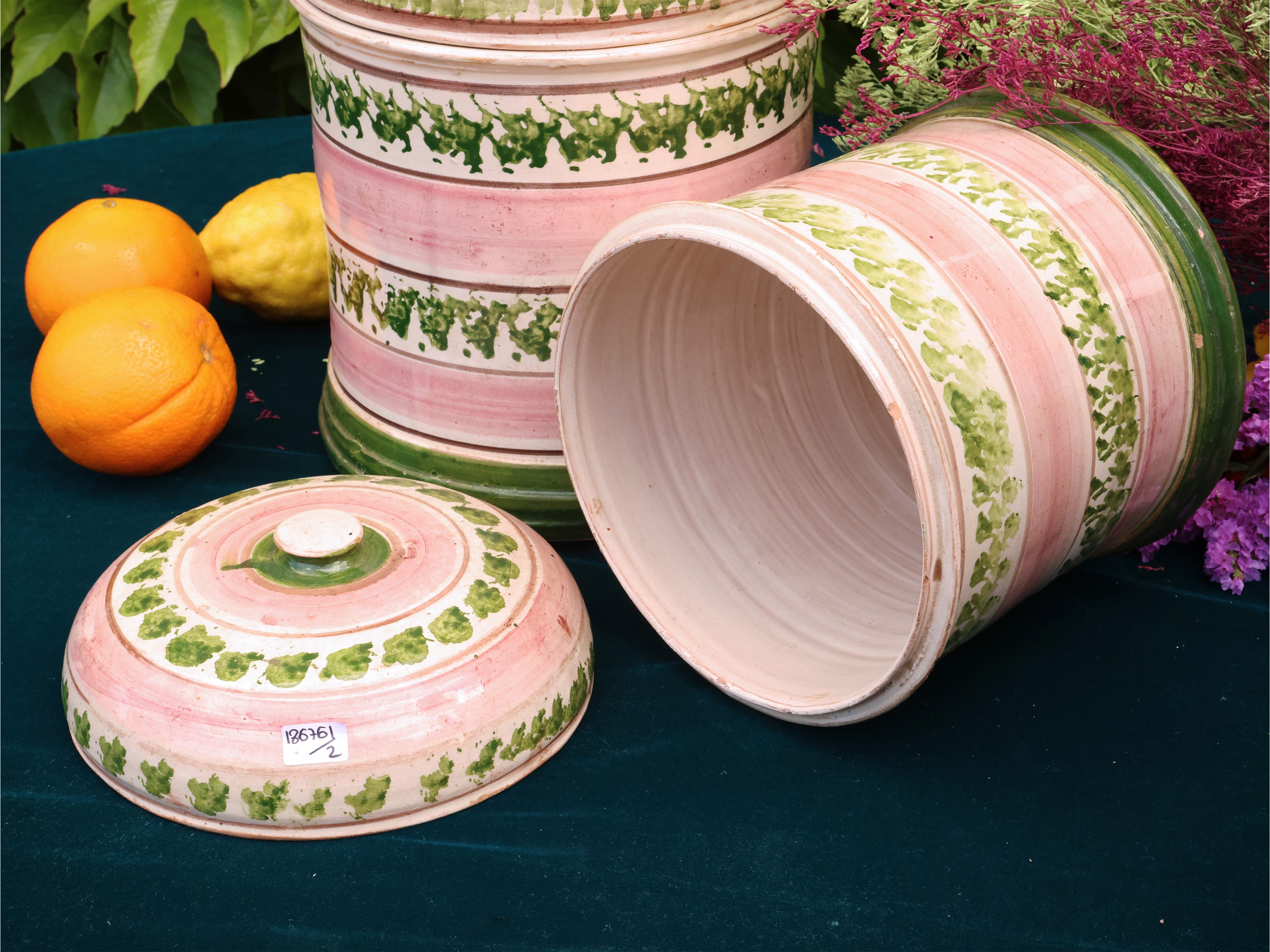 Coppia di barattoli in ceramica smaltata, decorazione a fasce in toni rosa e verde chiaro