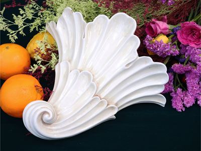 Coppia di fioriere a muro in ceramica, a forma di cornucopia