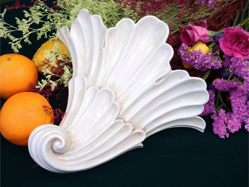Coppia di fioriere a muro in ceramica, a forma di cornucopia