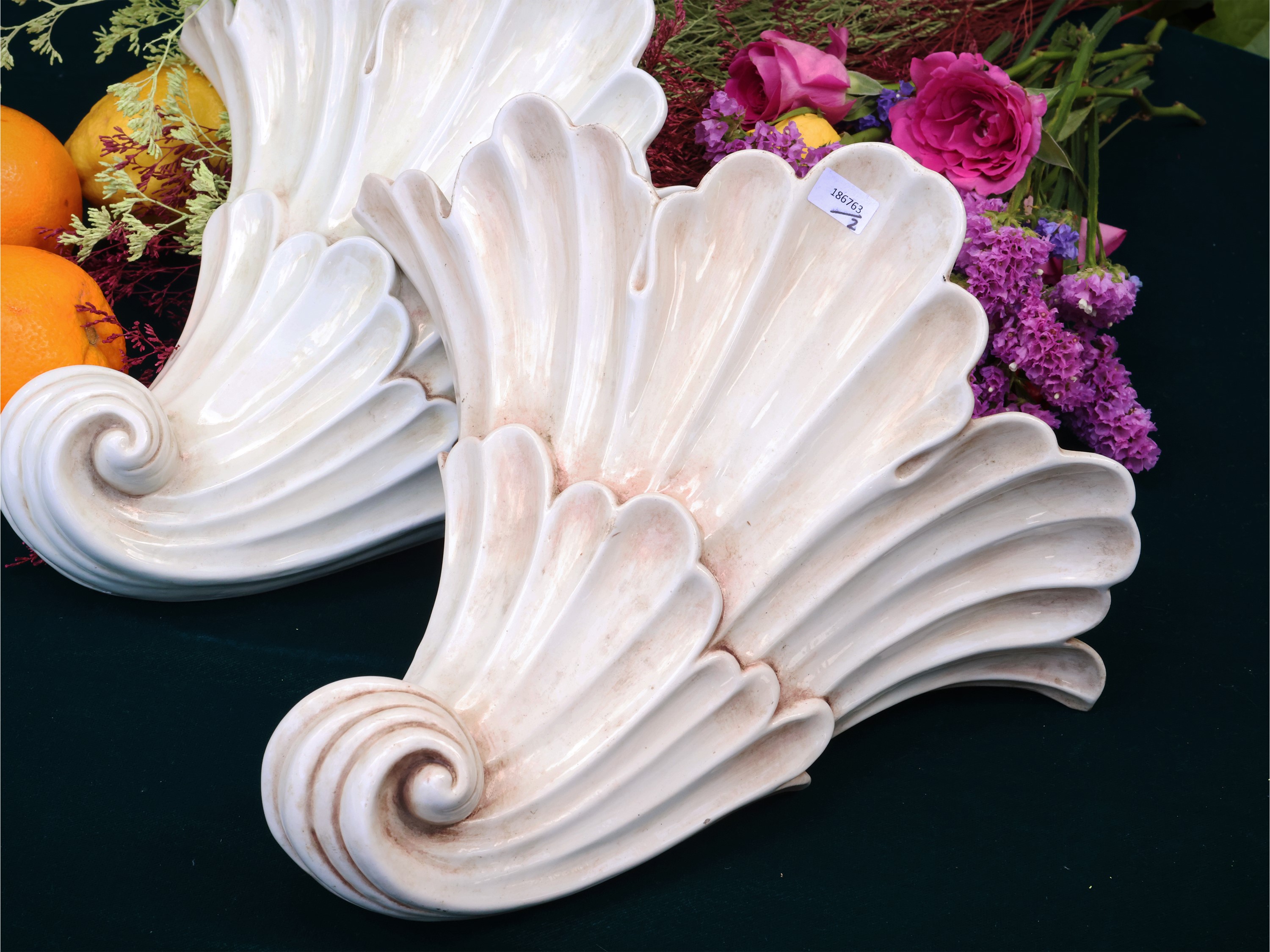 Coppia di fioriere a muro in ceramica, a forma di cornucopia