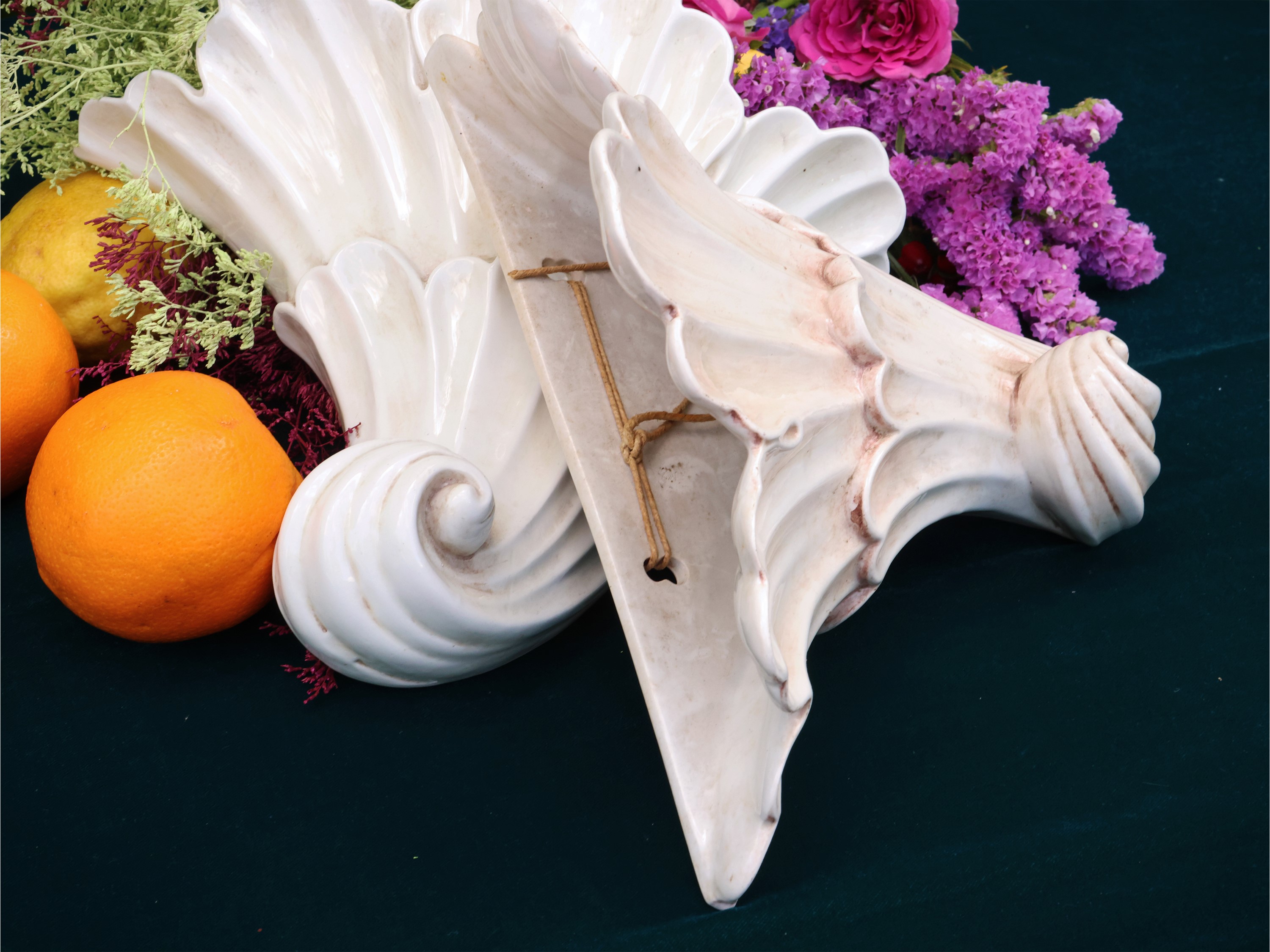 Coppia di fioriere a muro in ceramica, a forma di cornucopia