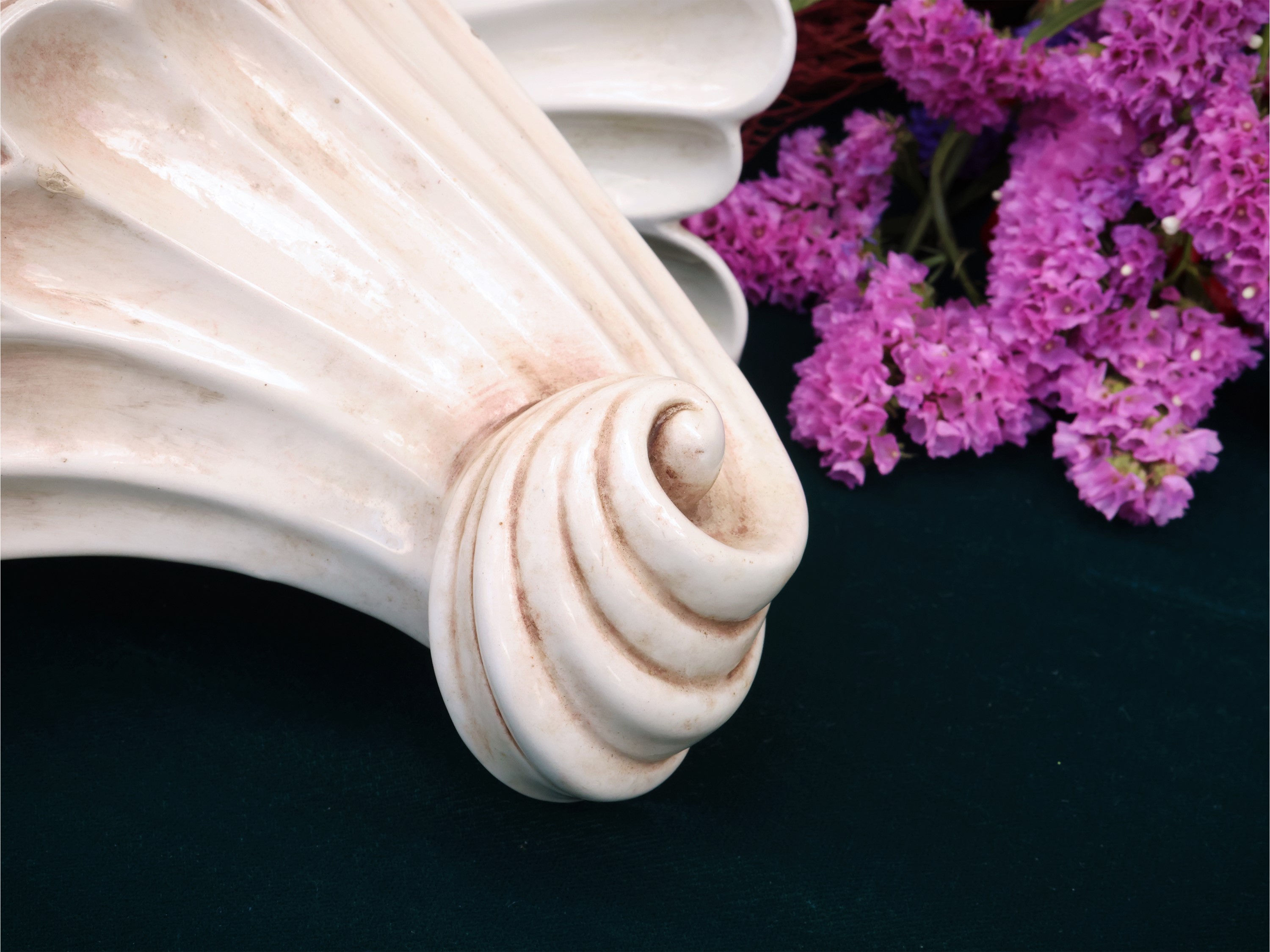 Coppia di fioriere a muro in ceramica, a forma di cornucopia