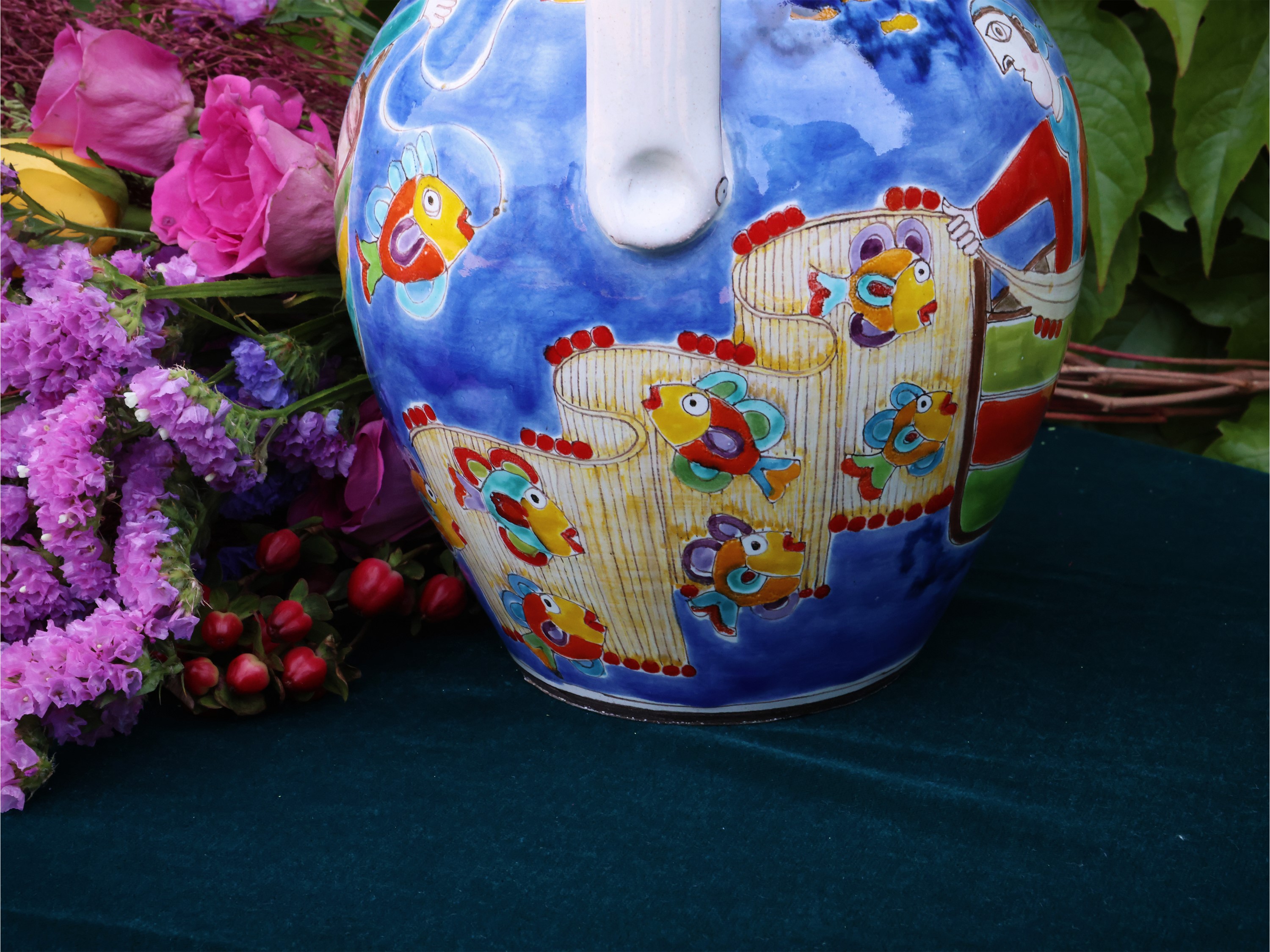 De Simone, Piccola giara in maiolica policroma con scena di pesca