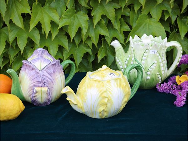 Tre teiere da collezione in ceramica policroma