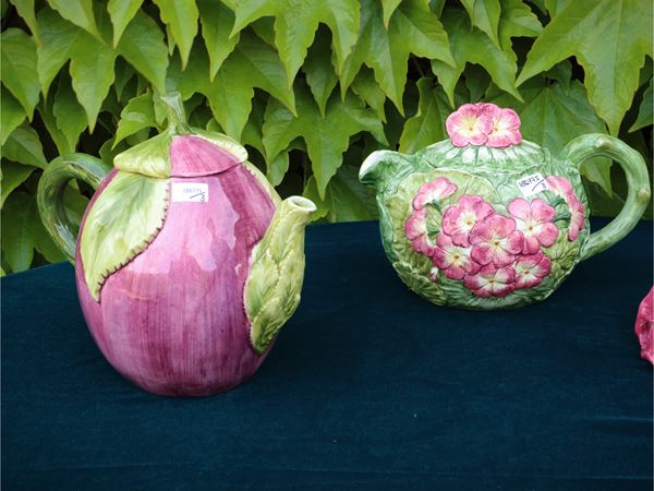 Tre teiere da collezione in ceramica policroma