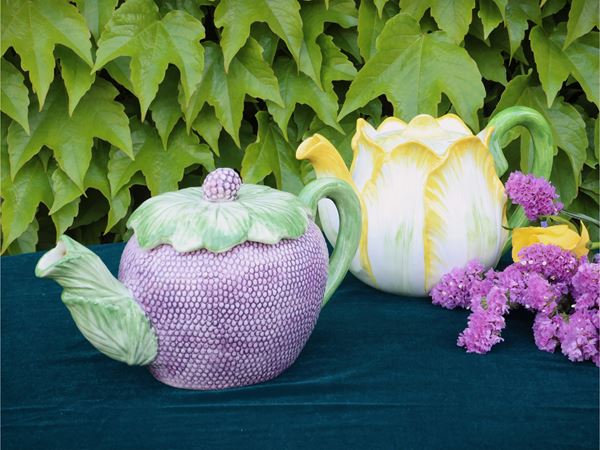 Due teiere da collezione in ceramica policroma
