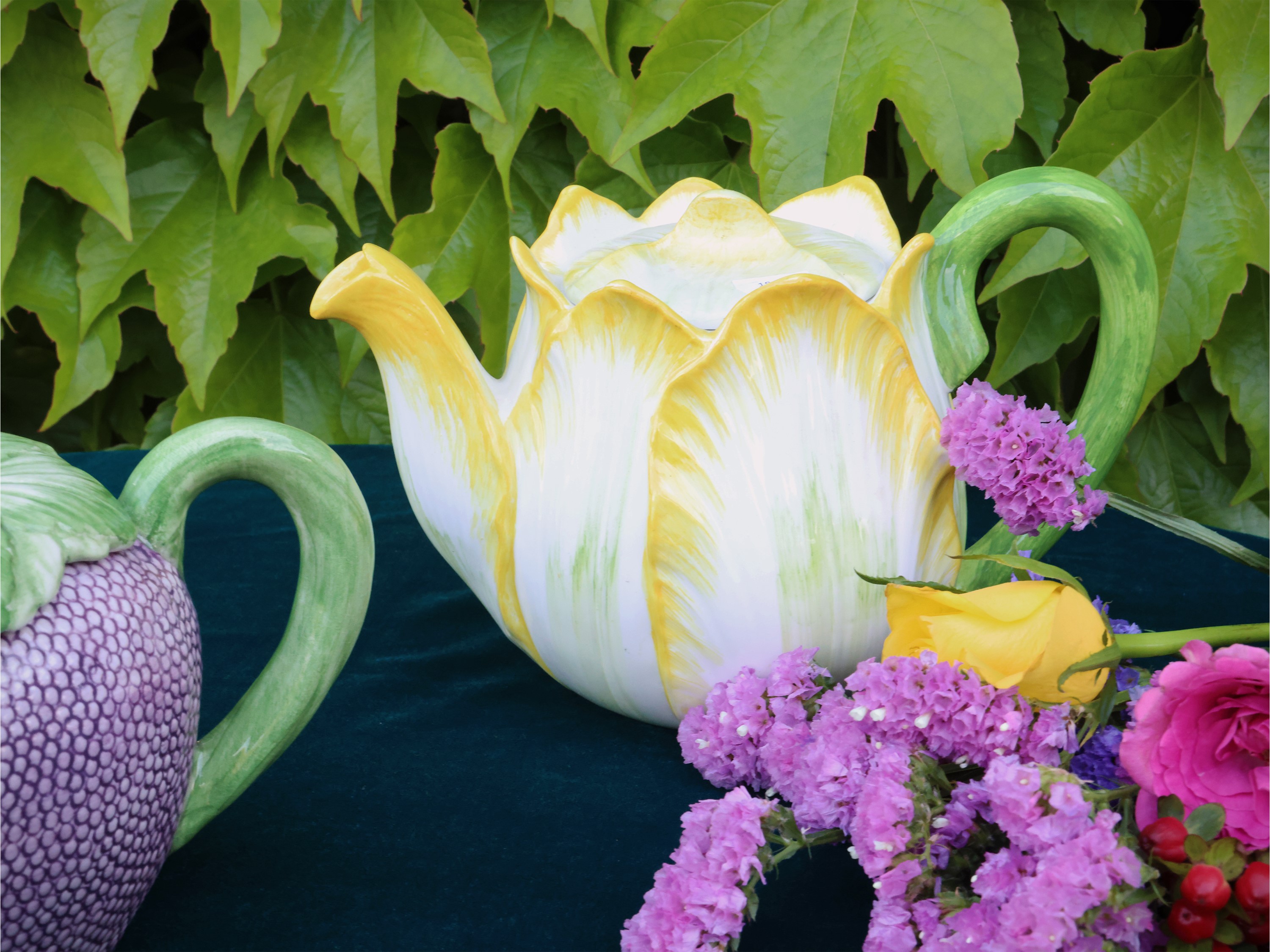 Due Teiere da Collezione in Ceramica Policroma