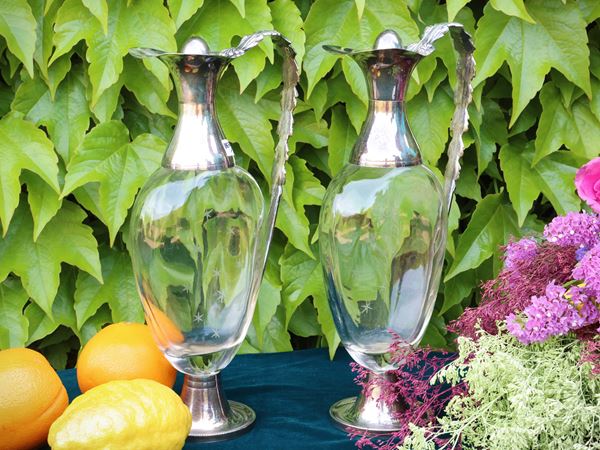 Coppia di caraffe da vino rilegate in argento