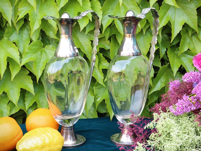Coppia di caraffe da vino rilegate in argento