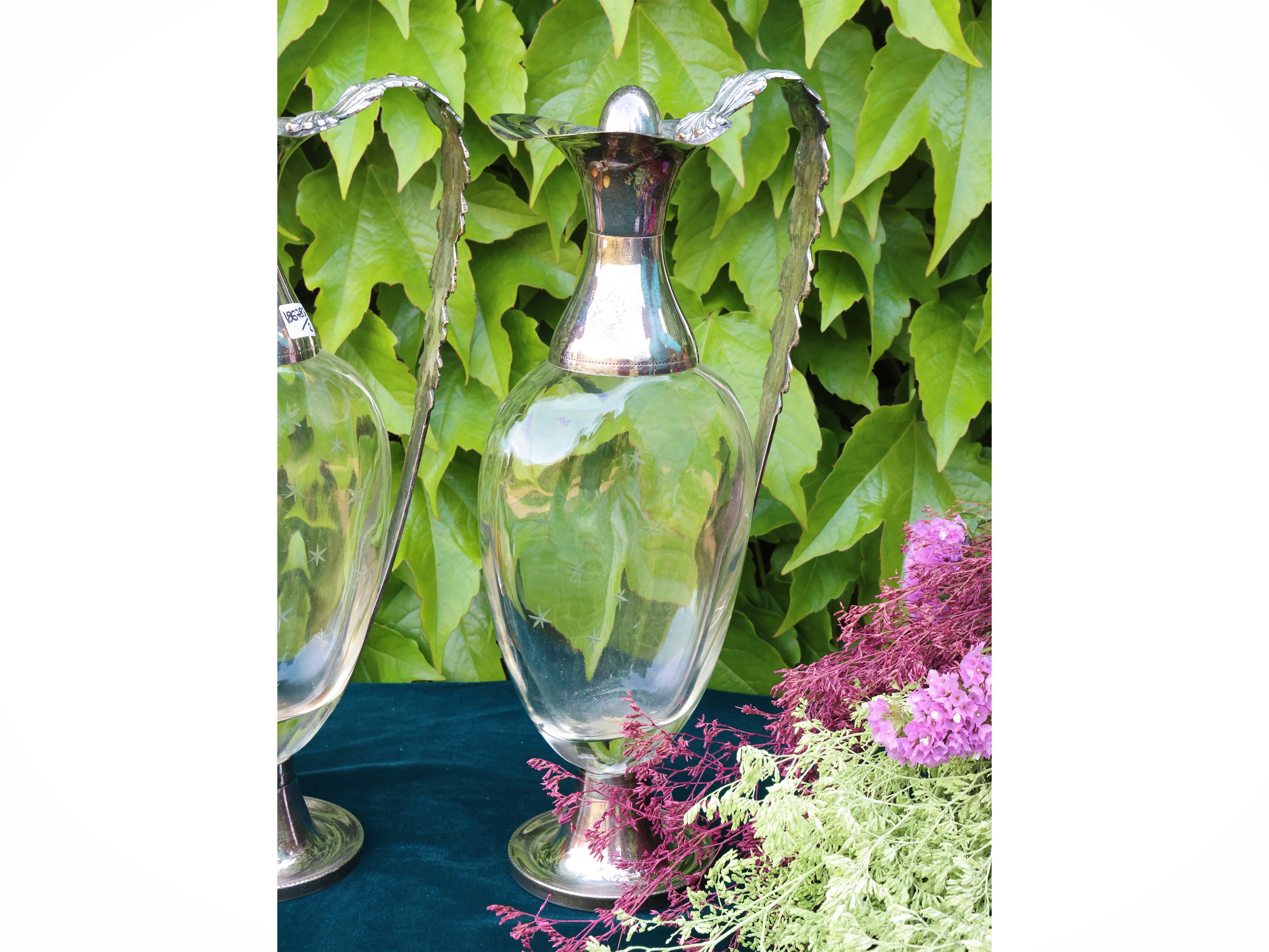 Coppia di caraffe da vino rilegate in argento
