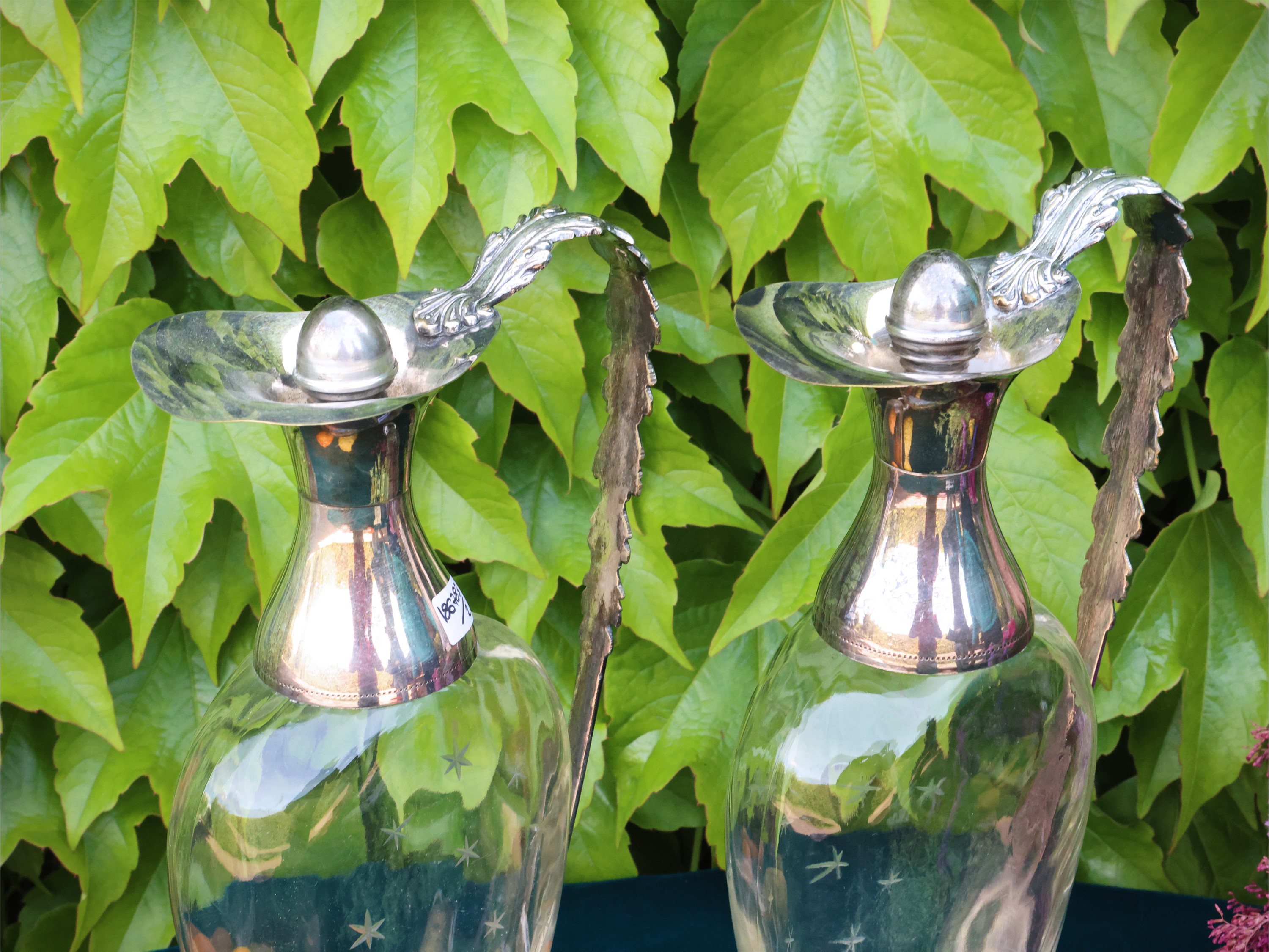 Coppia di caraffe da vino rilegate in argento