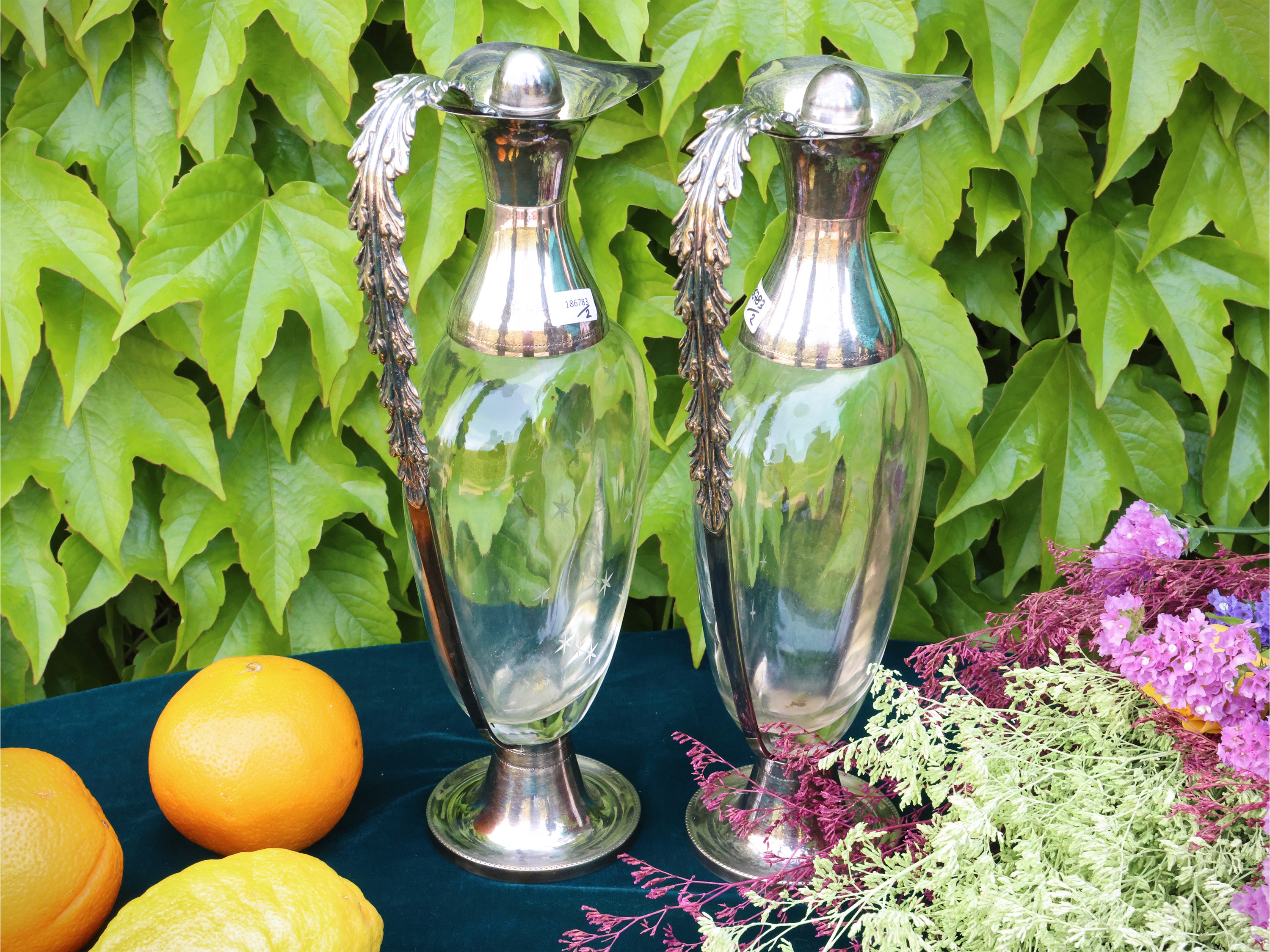 Coppia di caraffe da vino rilegate in argento