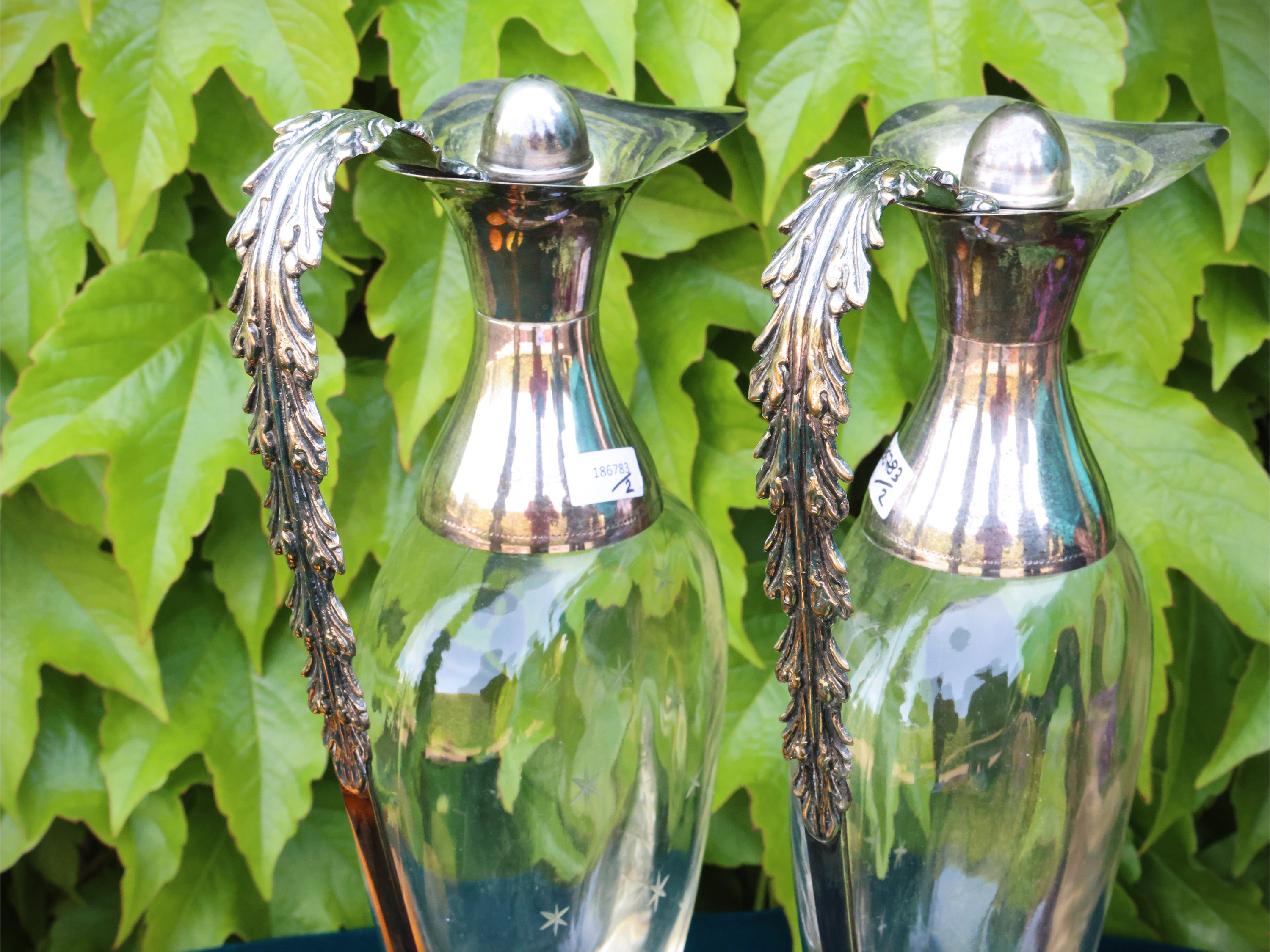 Coppia di caraffe da vino rilegate in argento