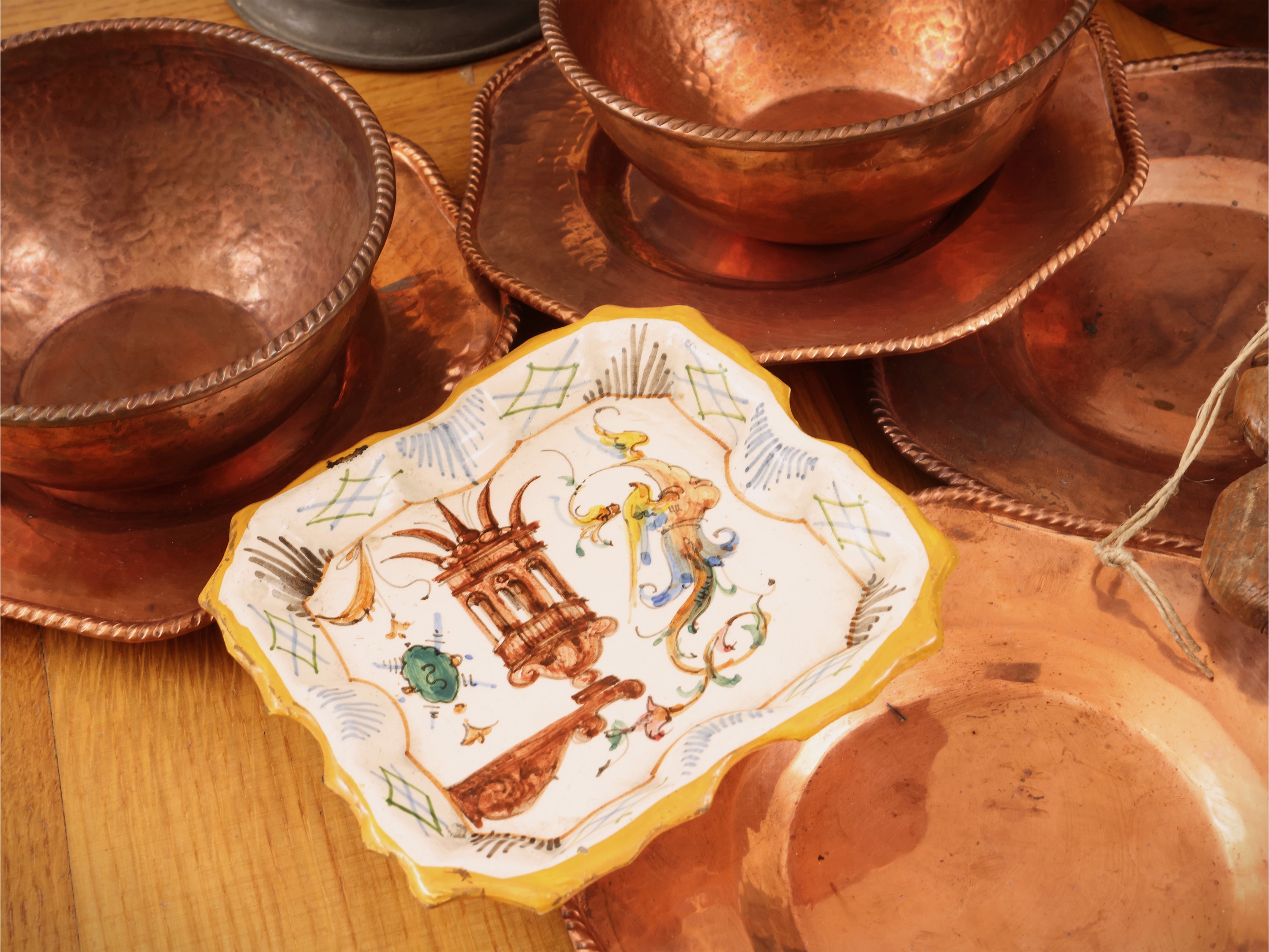 Miscellanea di accessori d’epoca in rame e legno