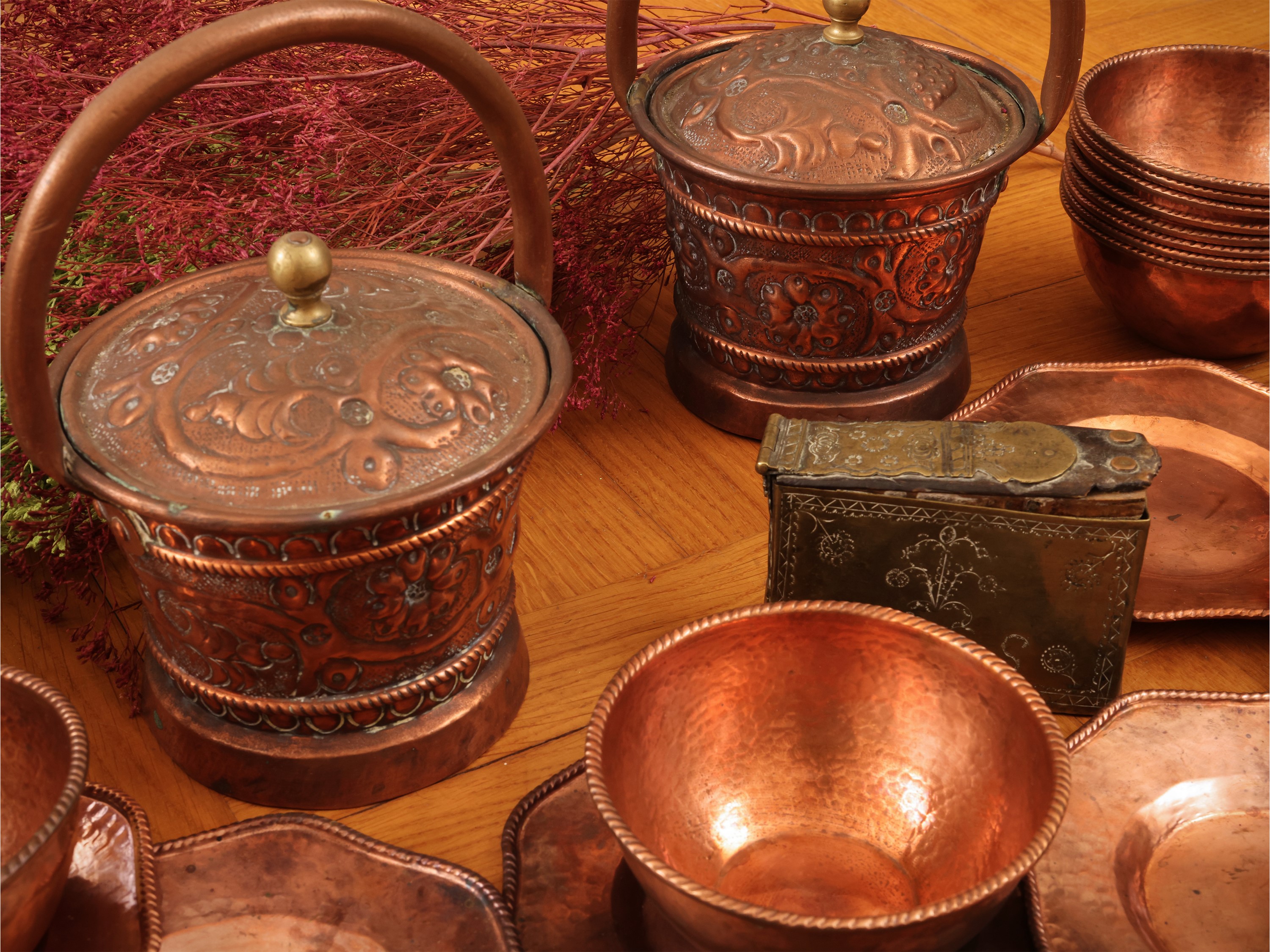 Miscellanea di accessori d’epoca in rame e legno