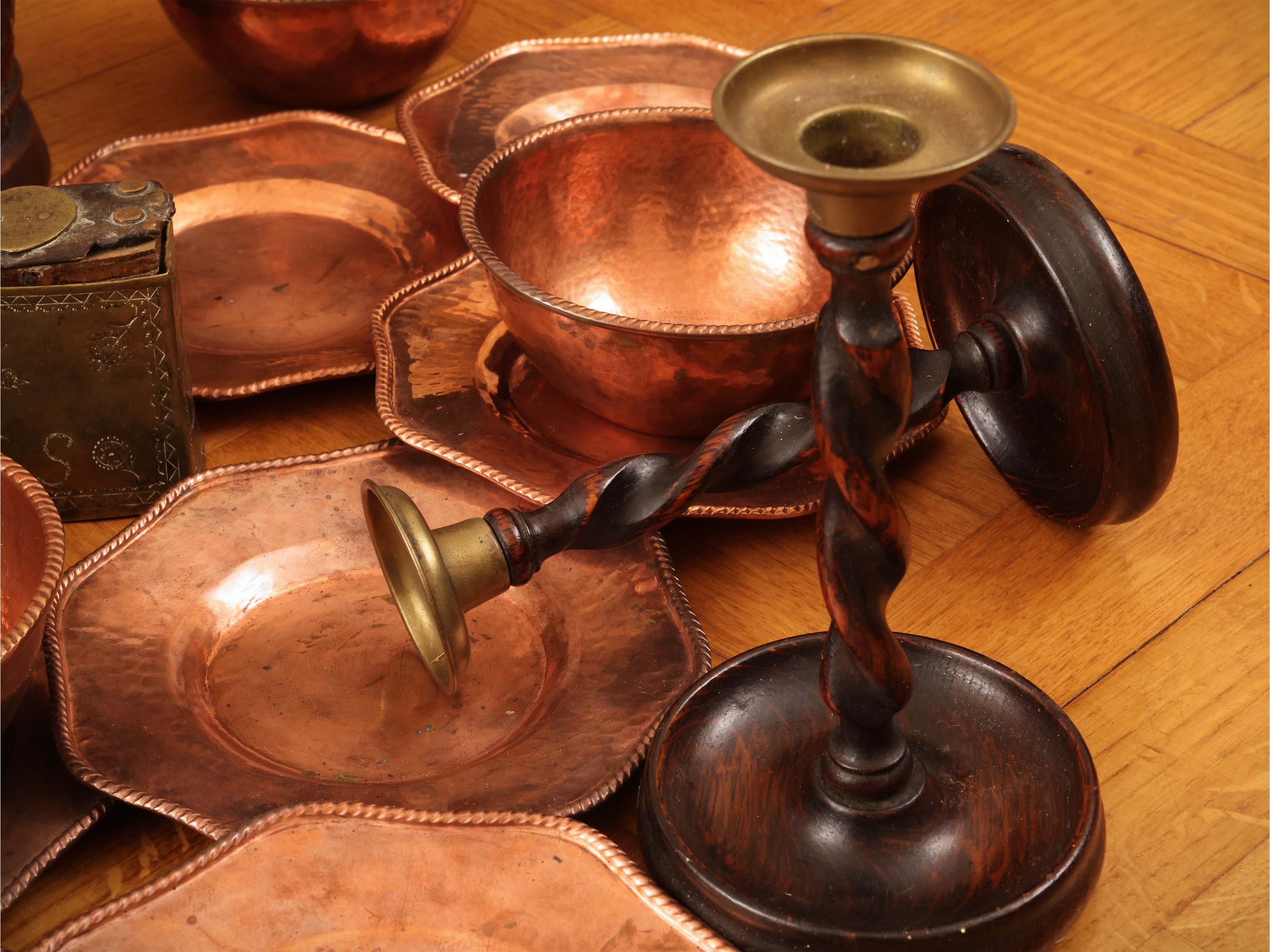 Miscellanea di accessori d’epoca in rame e legno