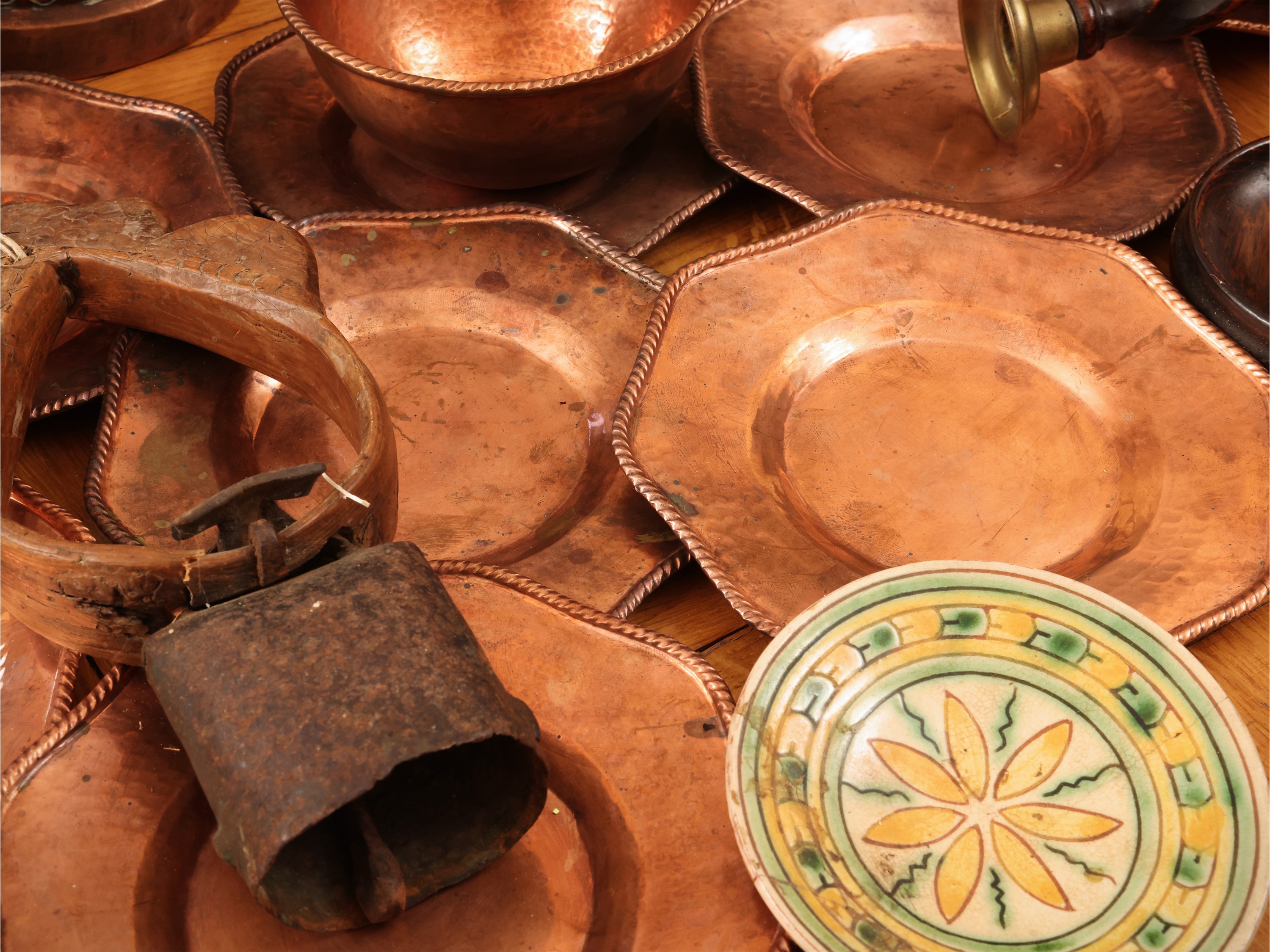 Miscellanea di accessori d’epoca in rame e legno