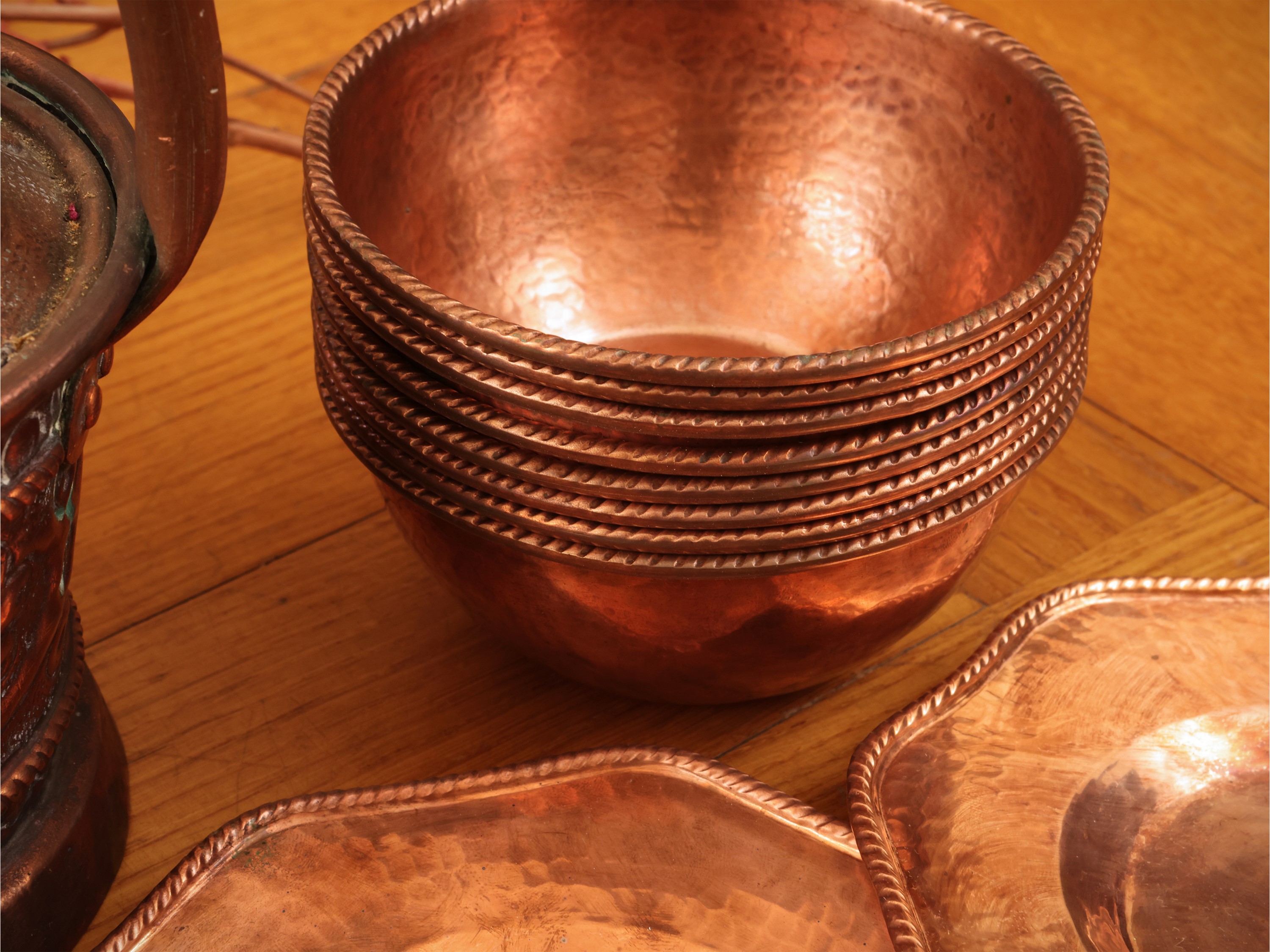 Miscellanea di accessori d’epoca in rame e legno