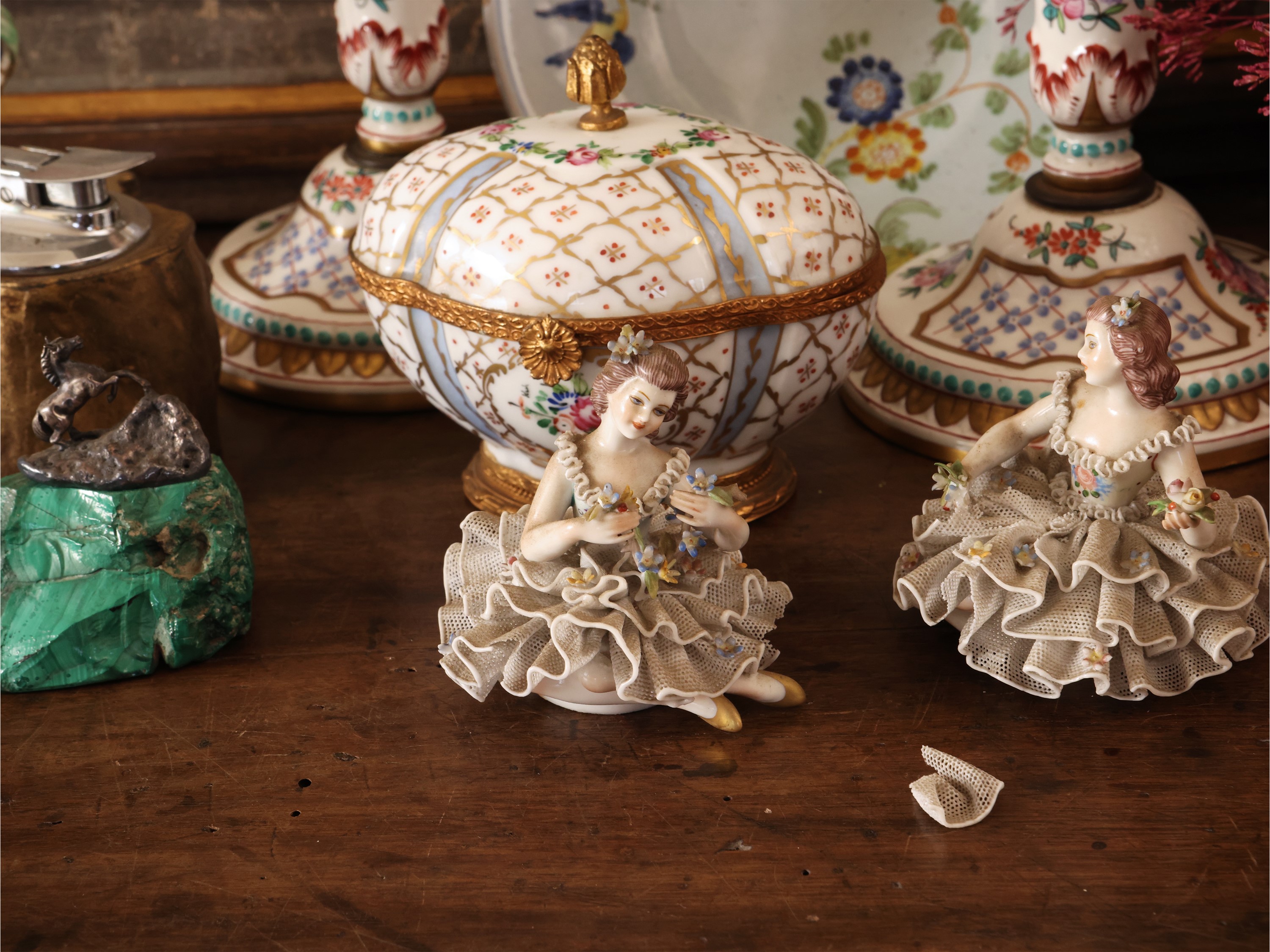 Ninnoli e accessori in porcellana, dipinti in policromia e oggetti decorativi