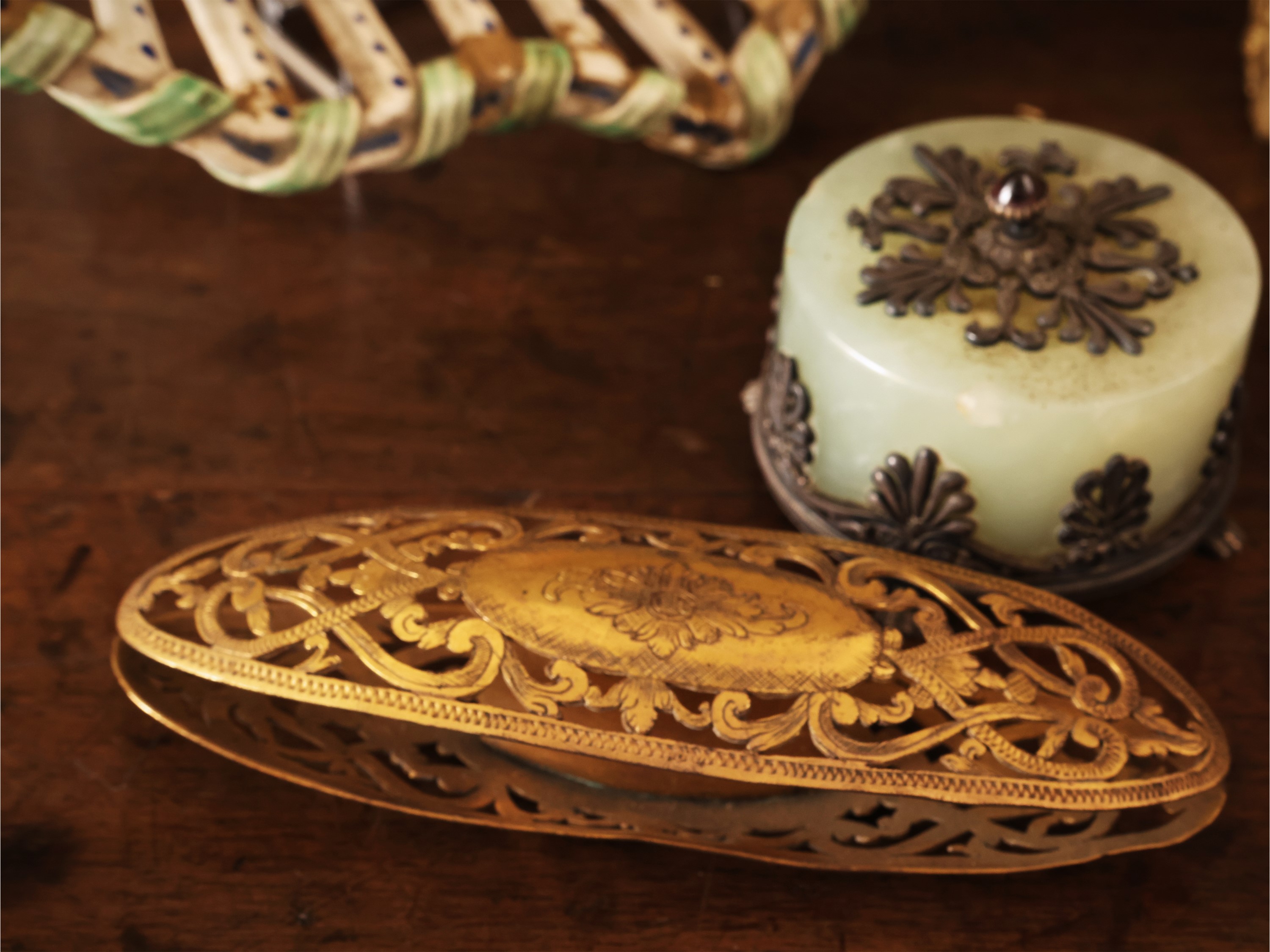 Ninnoli e accessori in porcellana, dipinti in policromia e oggetti decorativi