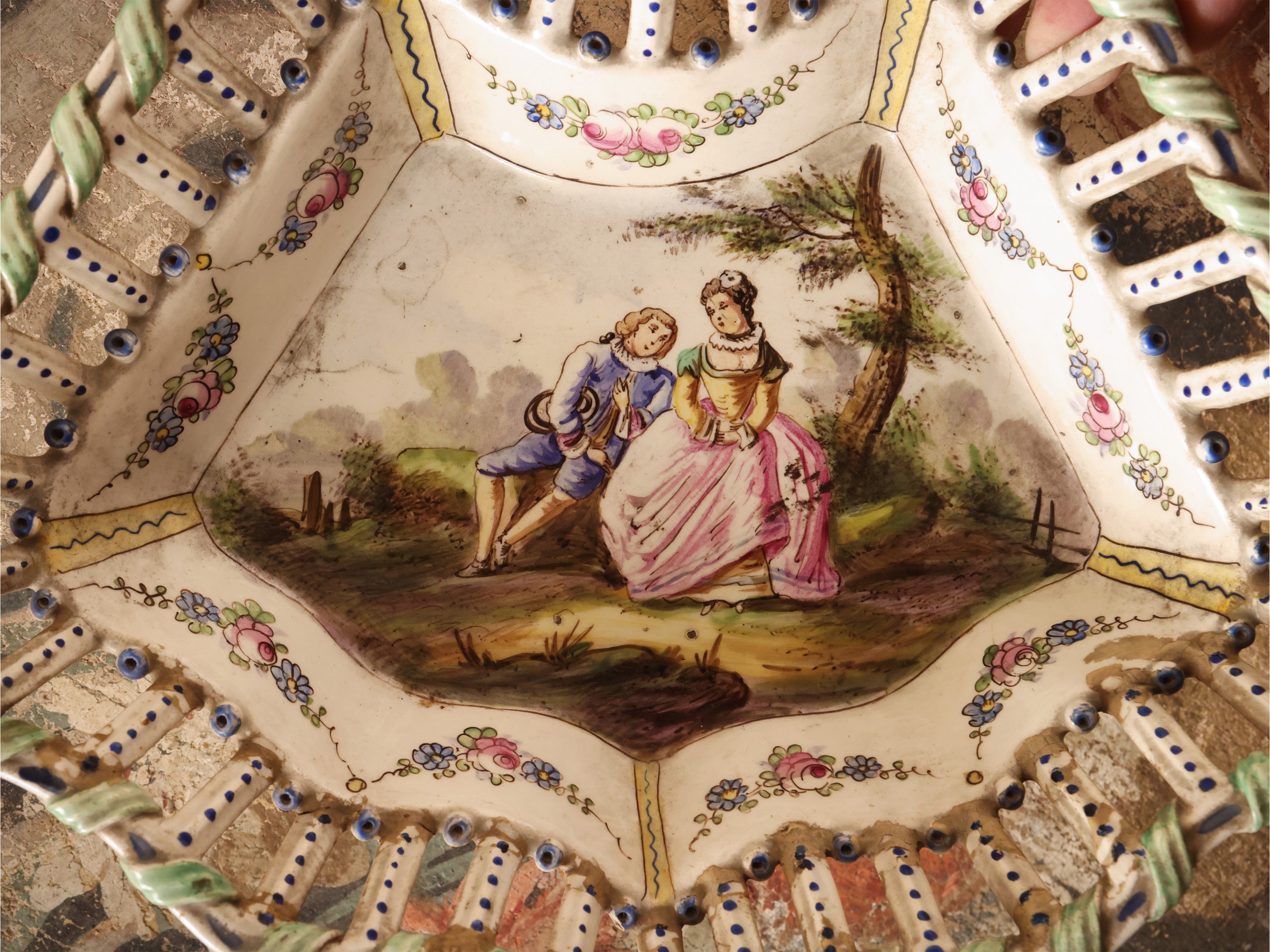Ninnoli e accessori in porcellana, dipinti in policromia e oggetti decorativi