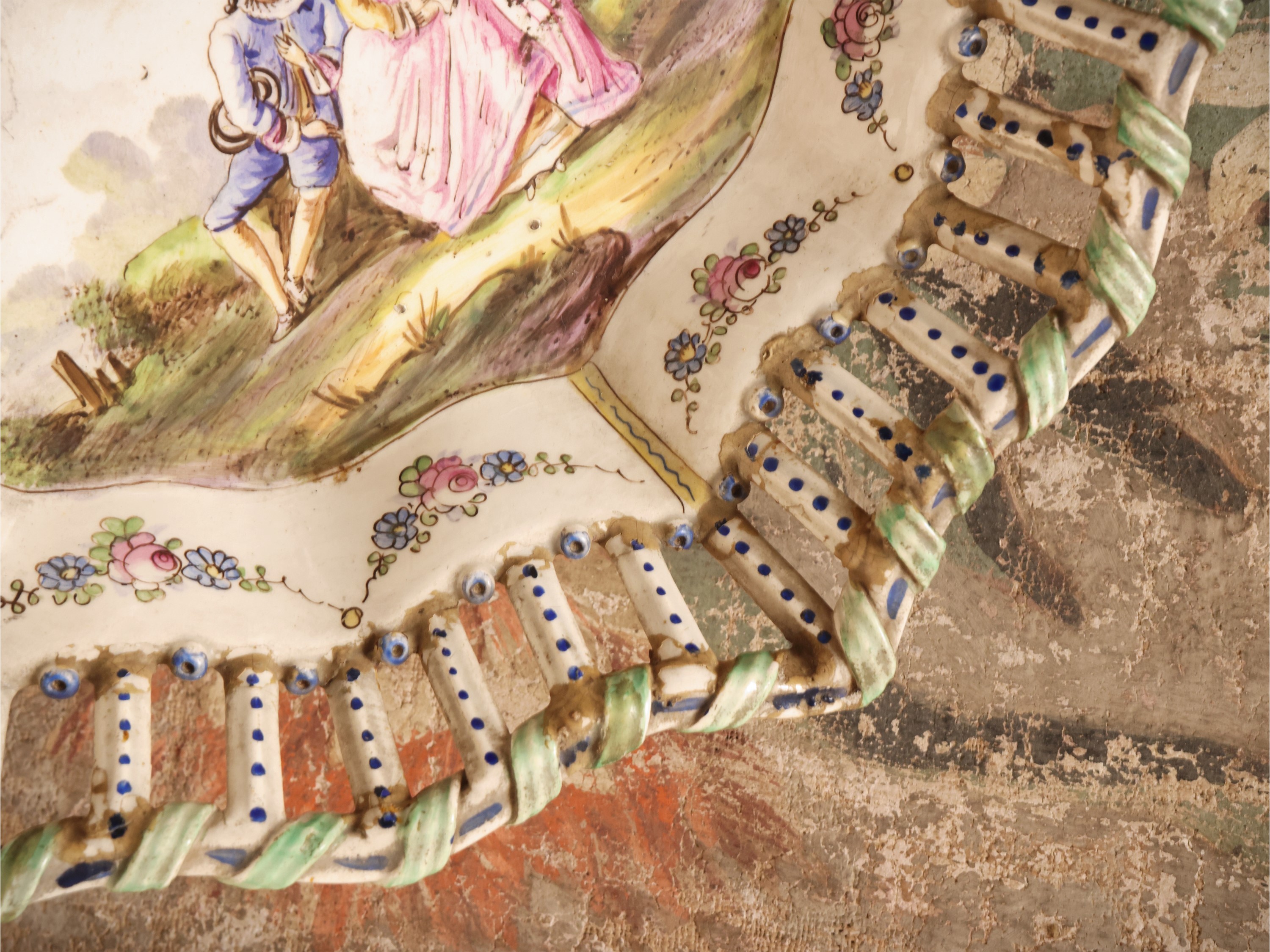 Ninnoli e accessori in porcellana, dipinti in policromia e oggetti decorativi