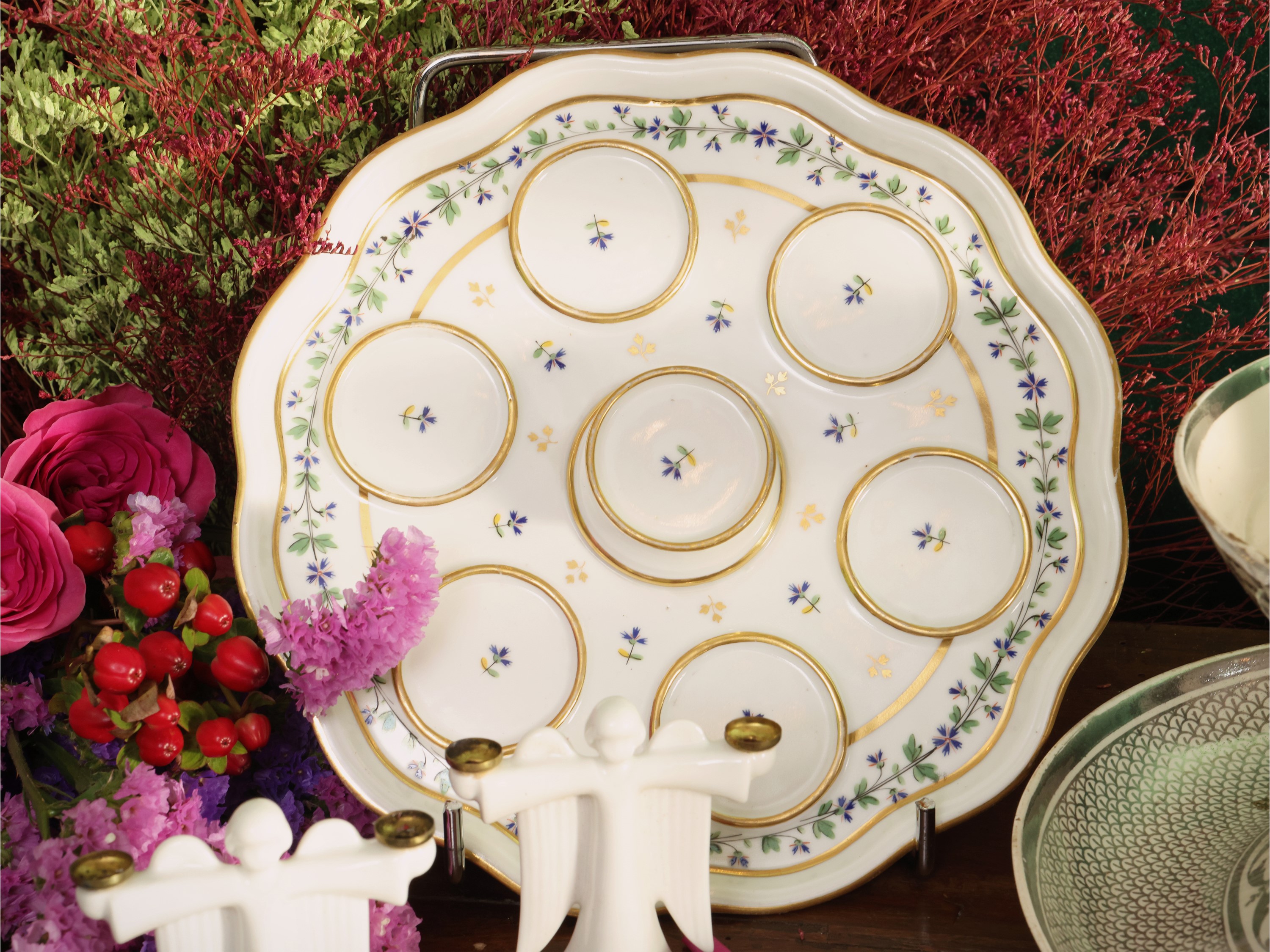 Alzata centrotavola a quattro ripiani in stile decorativo, decorazione in argento con fioriera a ...