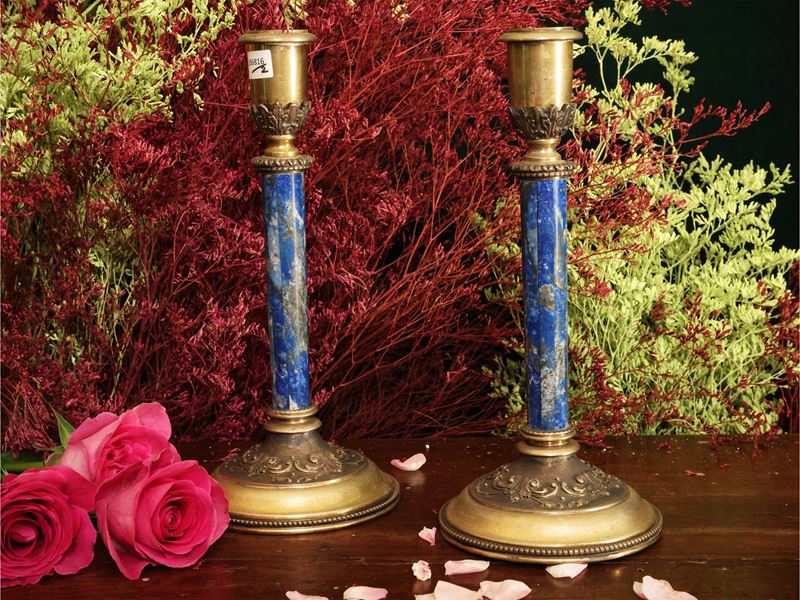 Coppia di candelieri in argento vermeil e lapislazzuli