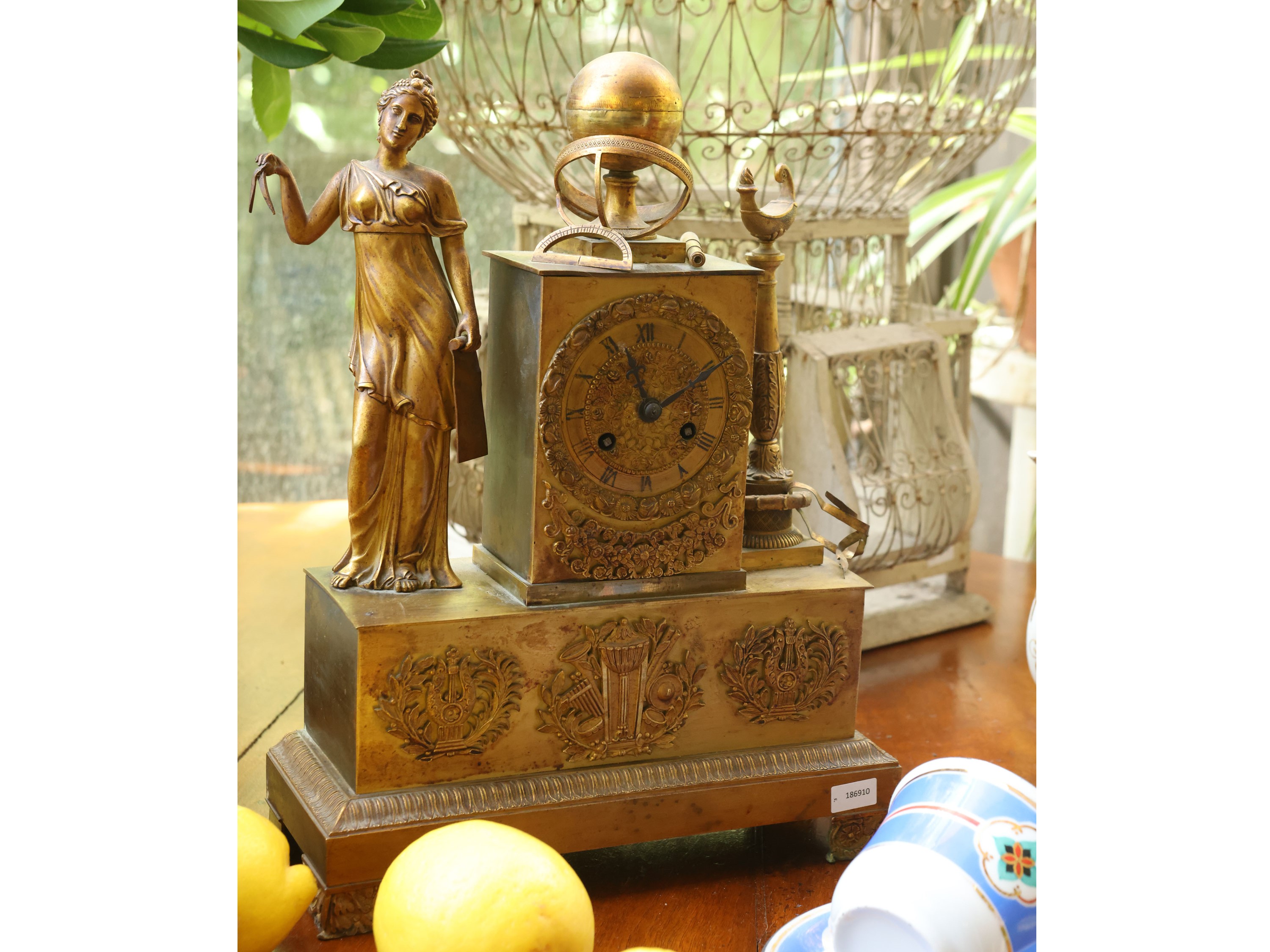 Orologio da tavolo in bronzo dorato con figura allegorica dell’Astronomia, inizio XIX secolo