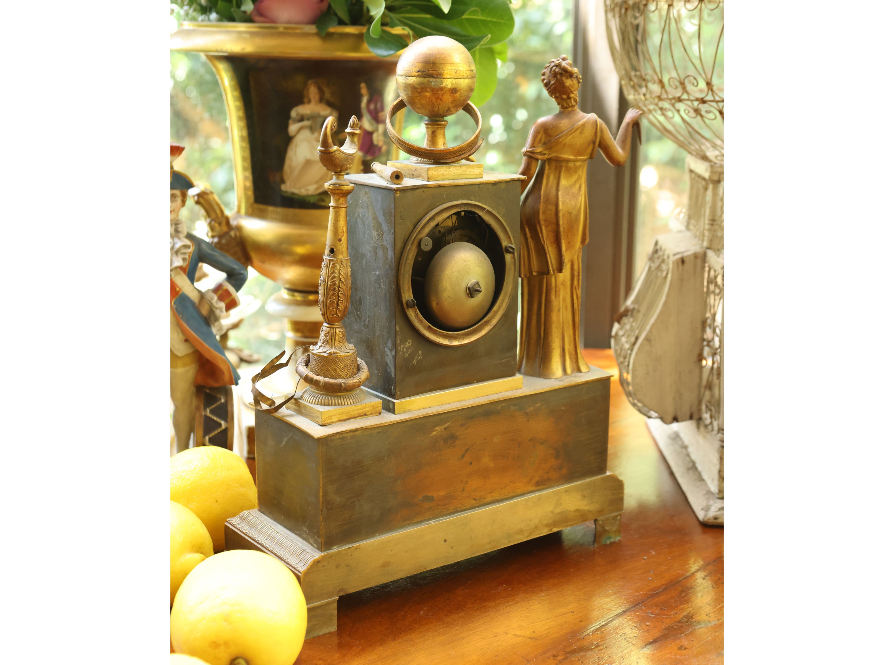 Orologio da tavolo in bronzo dorato con figura allegorica dell’Astronomia, inizio XIX secolo
