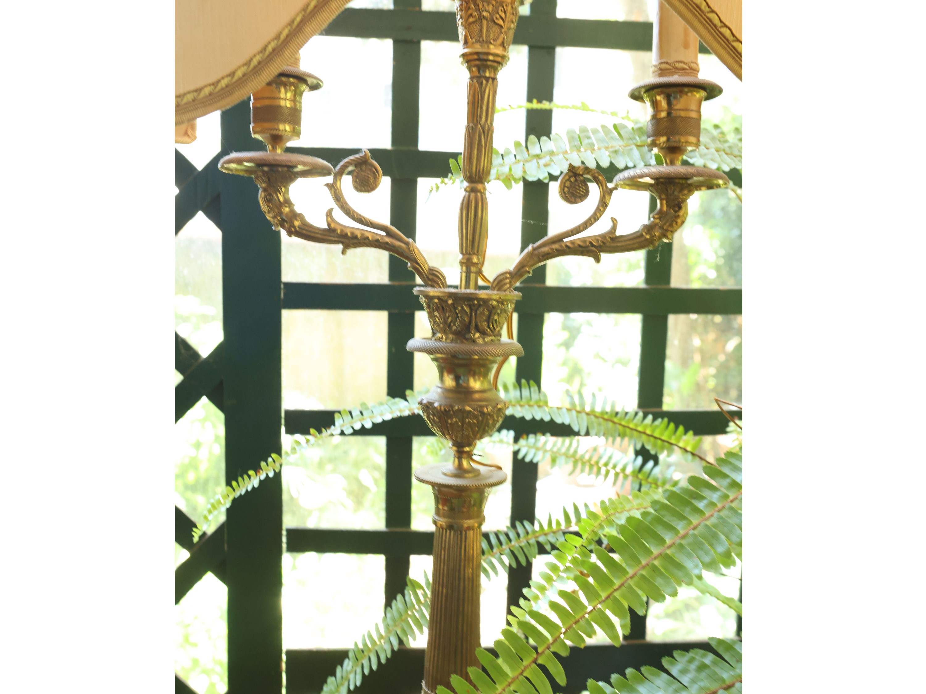 Coppia di candelabri in bronzo a tre bracci portacandela