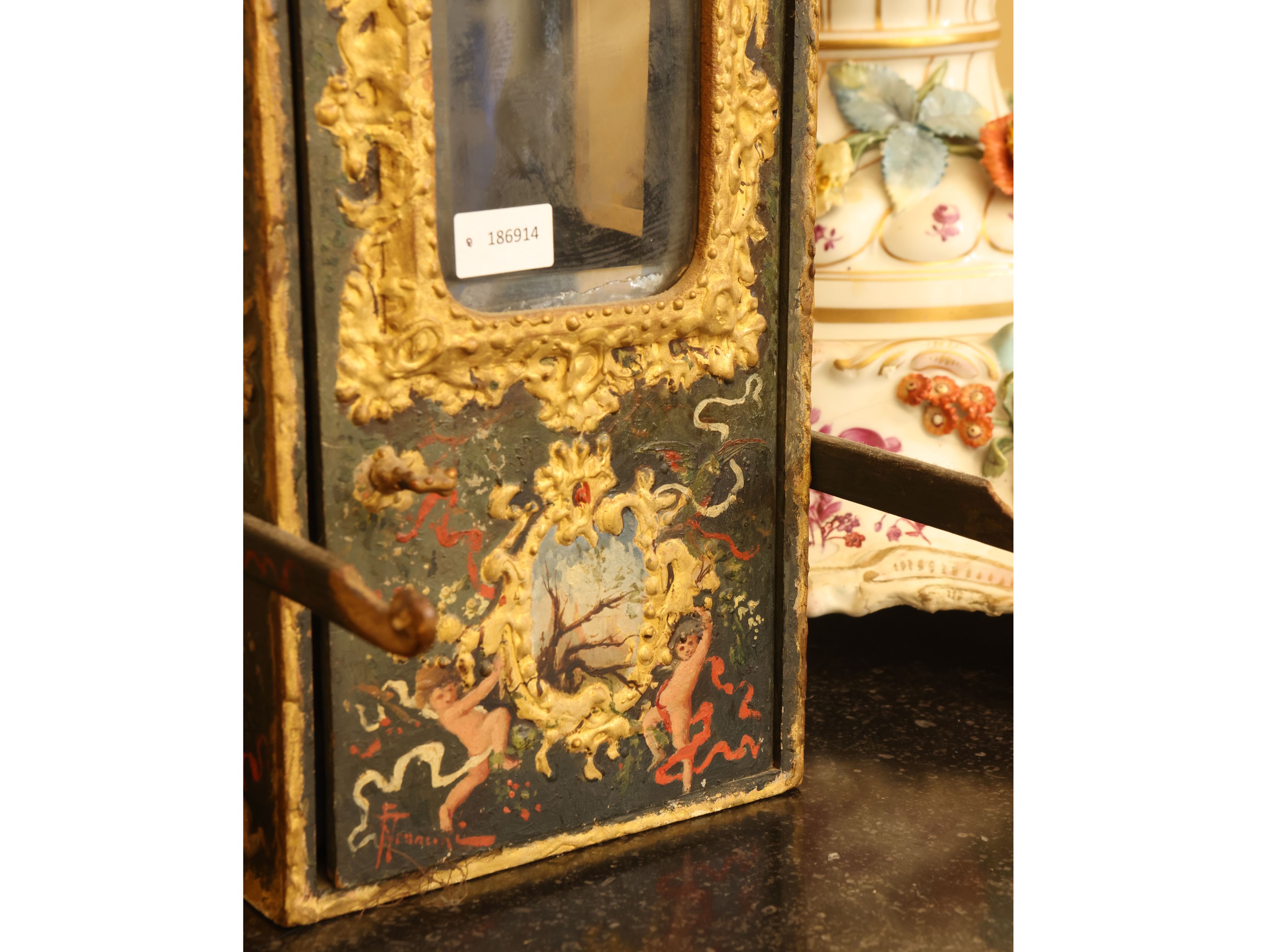 Portantina in miniatura, rivestimento in cuoio dipinto con allegorie e lumeggiatura in oro