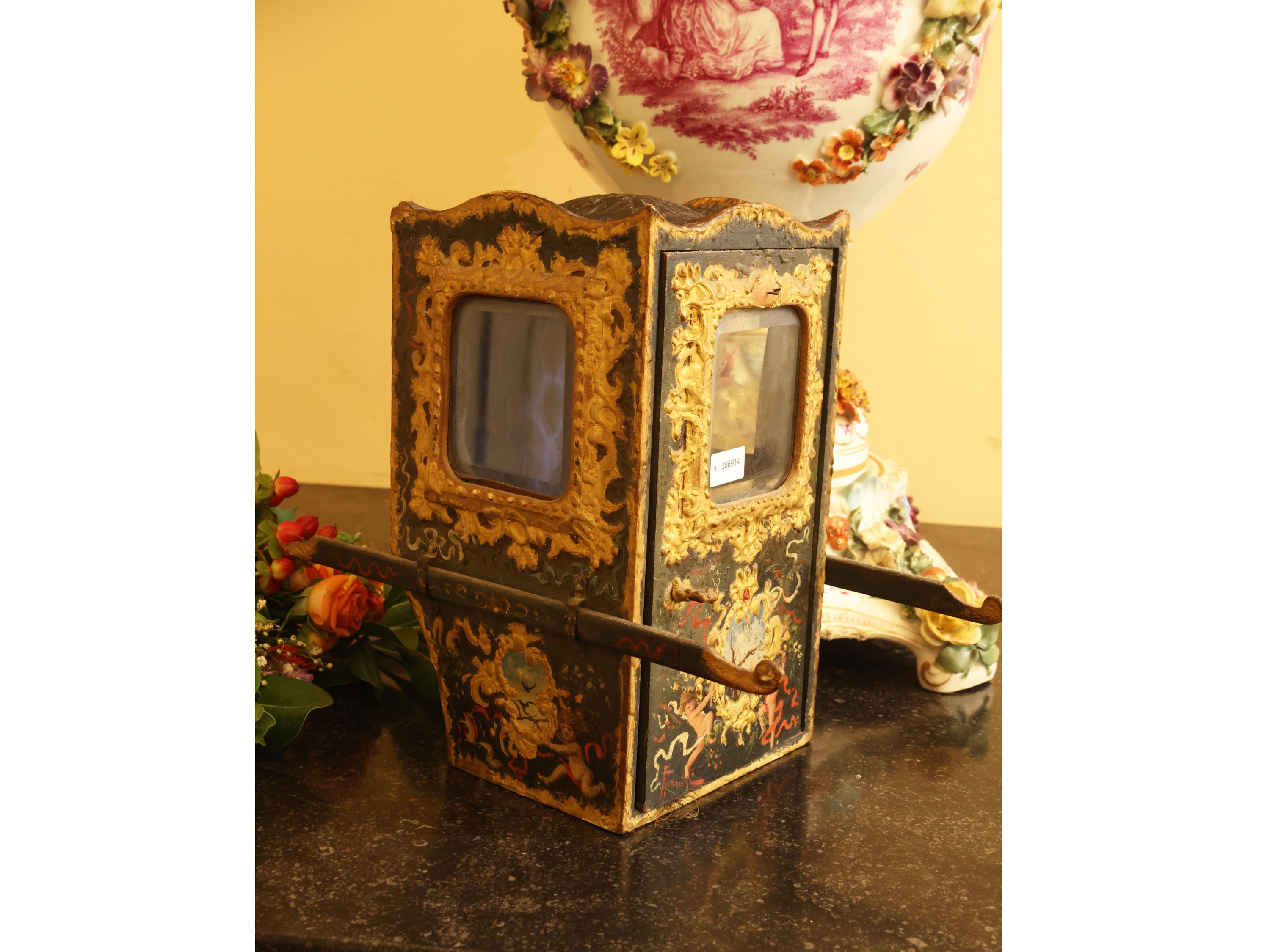 Portantina in miniatura, rivestimento in cuoio dipinto con allegorie e lumeggiatura in oro