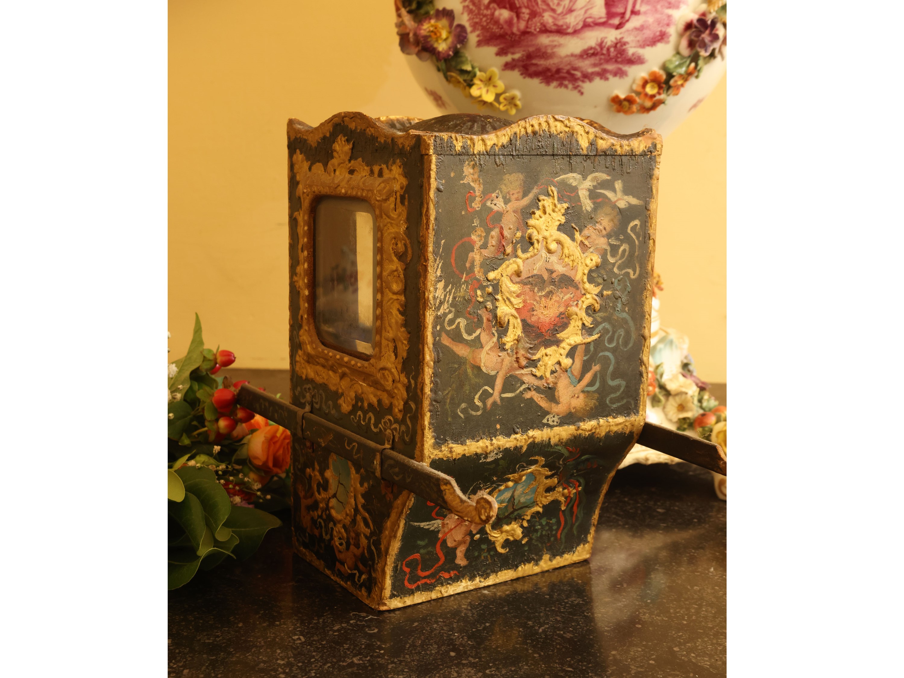 Portantina in miniatura, rivestimento in cuoio dipinto con allegorie e lumeggiatura in oro