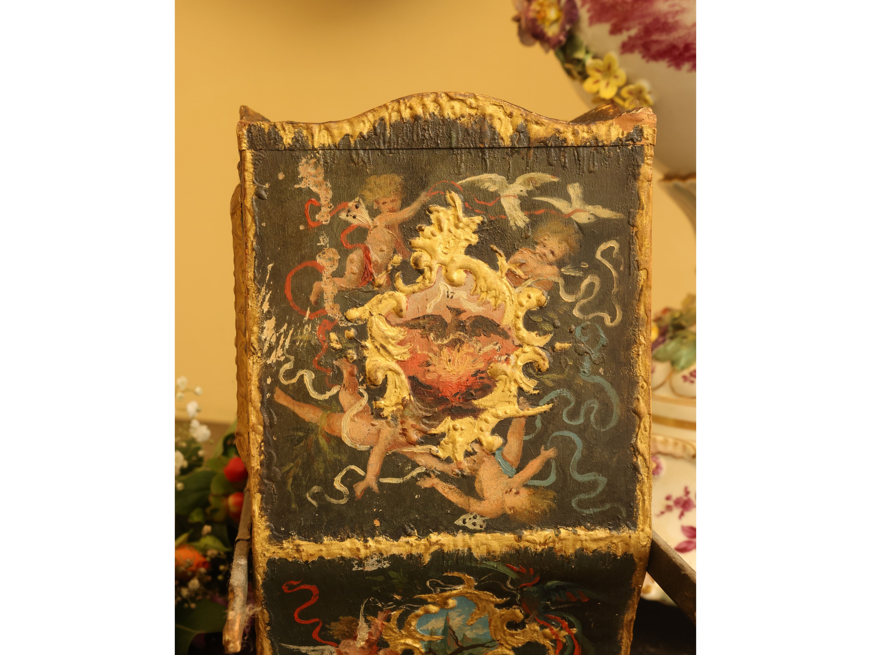 Portantina in miniatura, rivestimento in cuoio dipinto con allegorie e lumeggiatura in oro