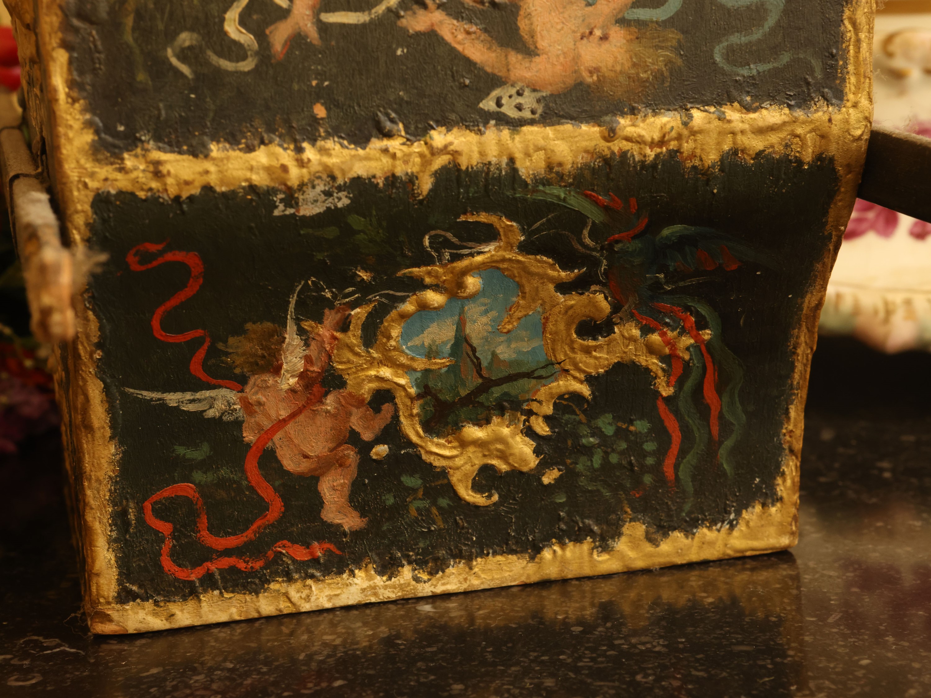 Portantina in miniatura, rivestimento in cuoio dipinto con allegorie e lumeggiatura in oro