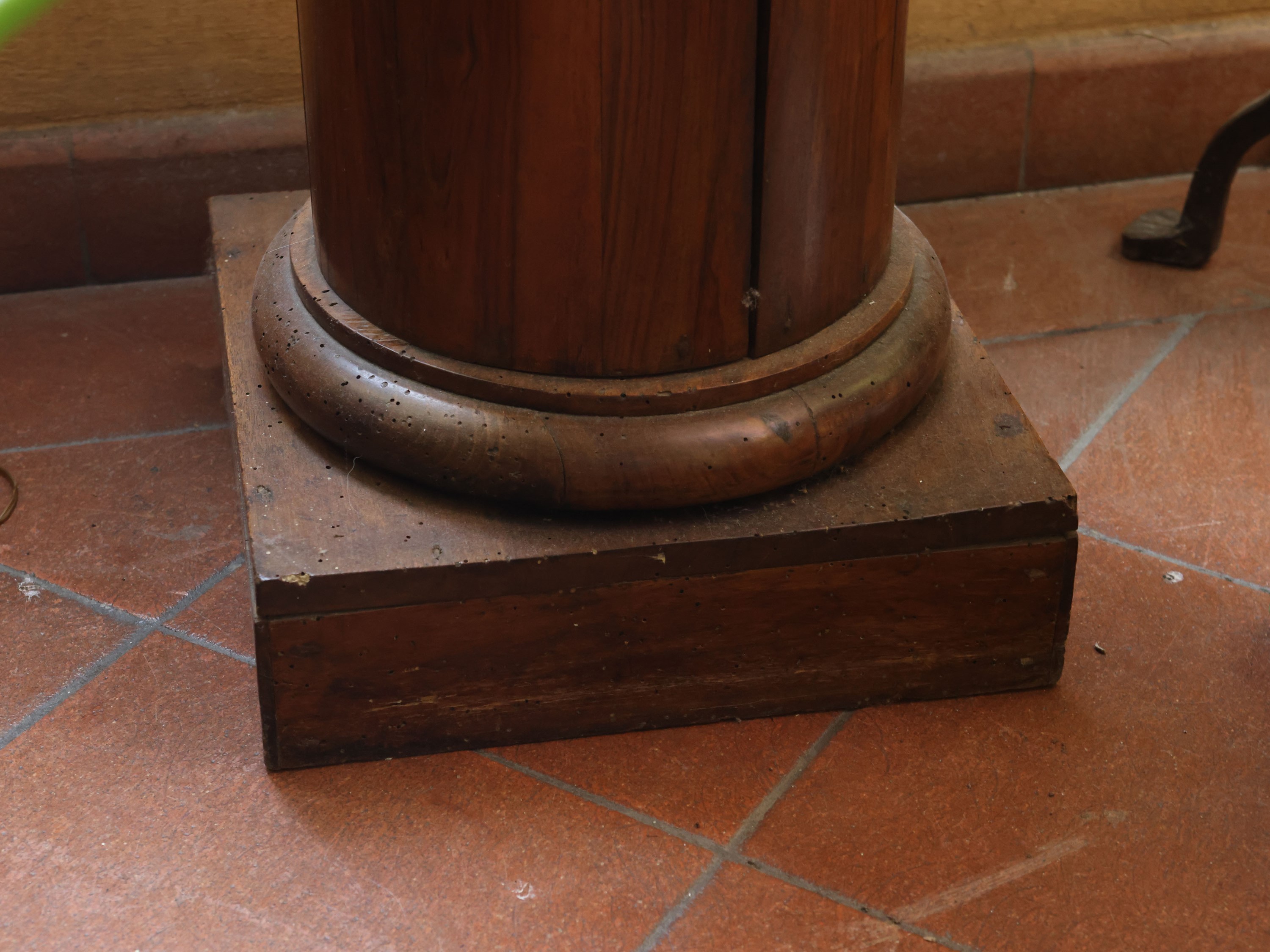 Colonna impiallacciata in noce e piuma di noce, inizio XIX secolo