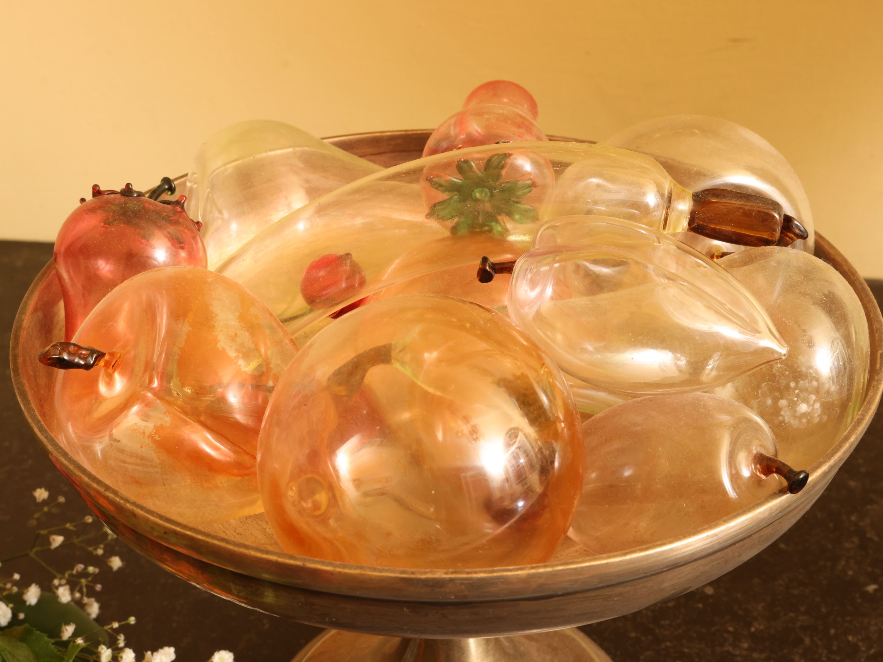 Krupp, Alzata in metallo con applicazioni a frutti in vetro soffiato