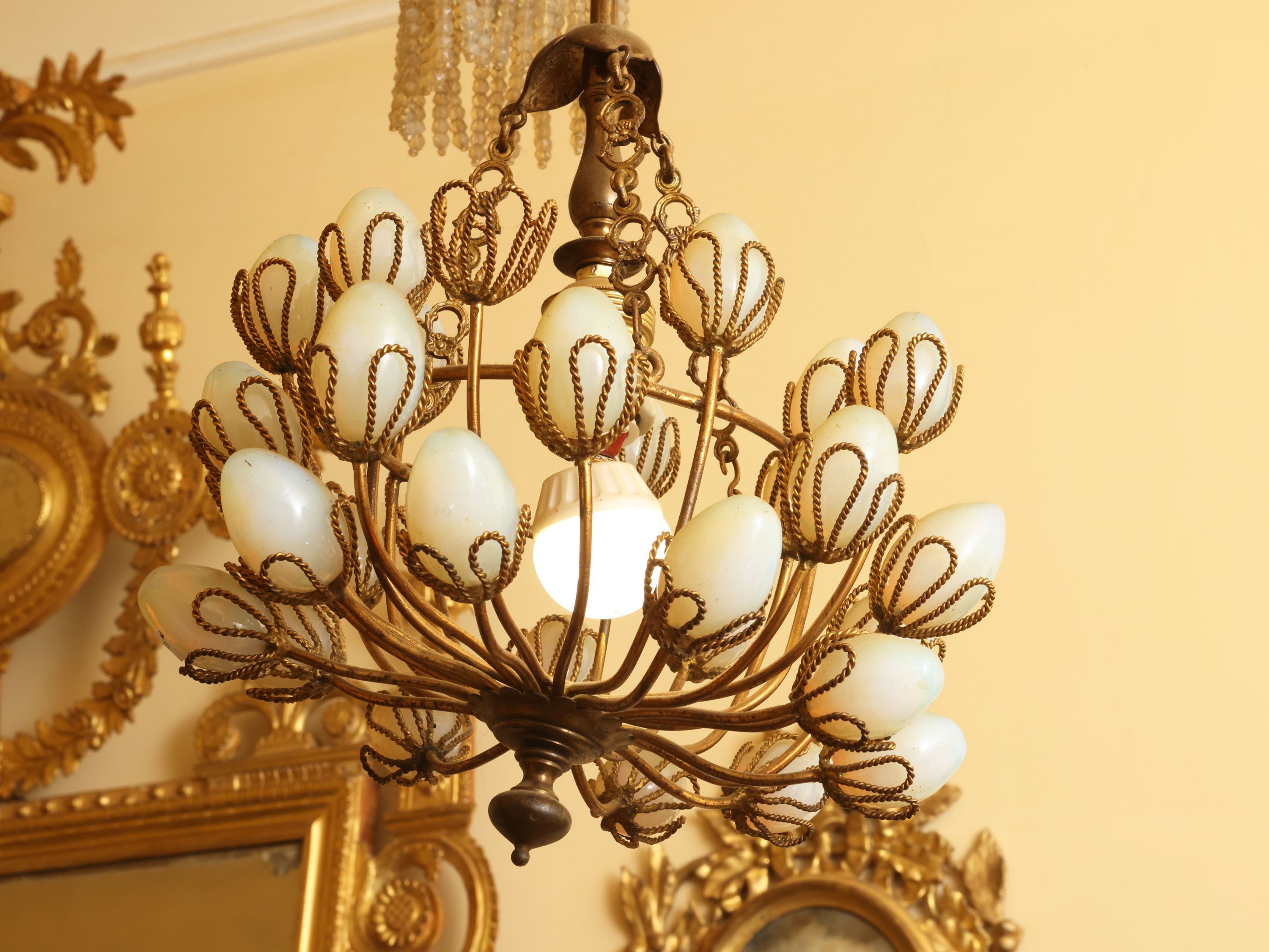 Lampadario Art Nouveau in metallo, bobeche con frange in perline di vetro (inizio XX secolo)