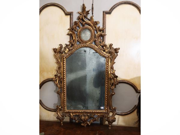 Coppia di ventole in legno intagliato e dorato