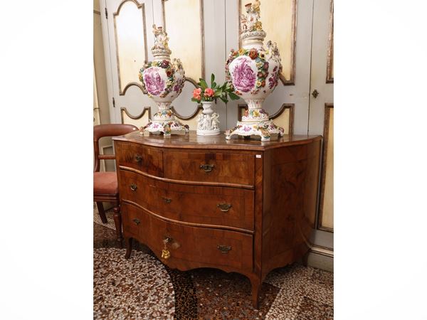 Chest of drawers in walnut veneer and walnut root