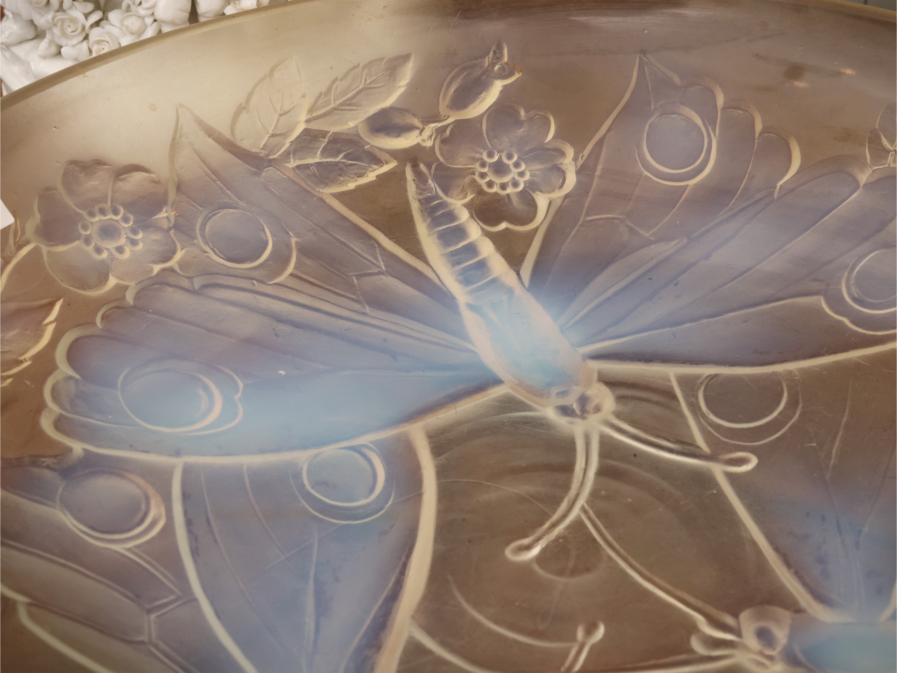 Verlys, Piatto Art Déco in vetro opalescente con decorazione a tre farfalle e motivi floreali (Fr...